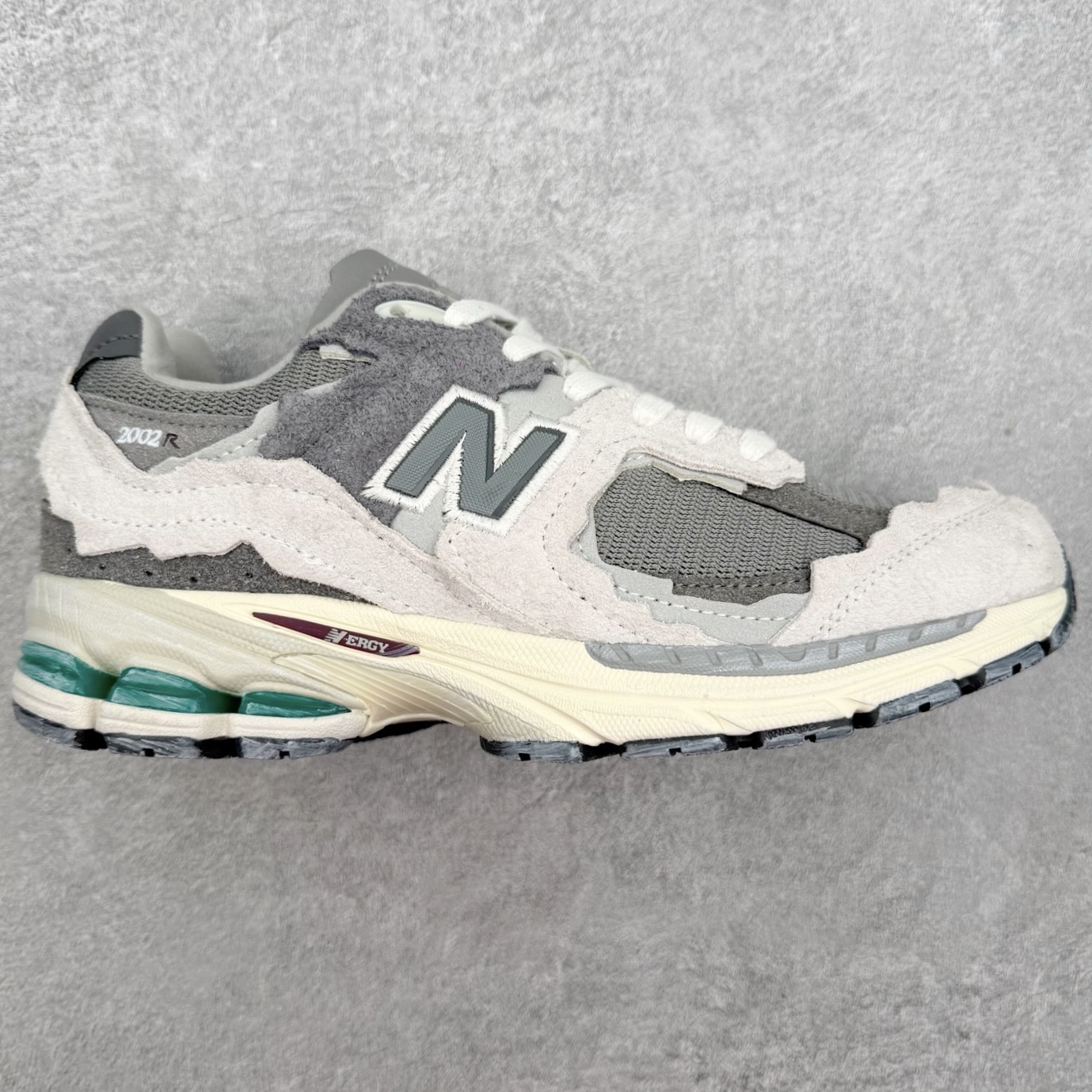 #纯原福利 ️ New Balance NB2002系列 男女休闲慢跑鞋 必备的时髦单品之一 最新出的2002R系列 这款延续了经典科技 升级版N-ERGY缓震物料机能与材质上脚太舒适了 鞋面的柔软麂皮搭配尼龙网布 特别透气而且还复古感 不管是搭配牛仔裤还工装裤都是百搭!小红书众多博主上脚推荐!实拍调校N版已经零色差零失真 百分百还原实物色彩所见即所得 不存在货不对板色差等低级问题 选购参考实物拍摄 不混卖不参货 只用心做好货严格选品 承诺混一赔十 编码:Wby2936000
