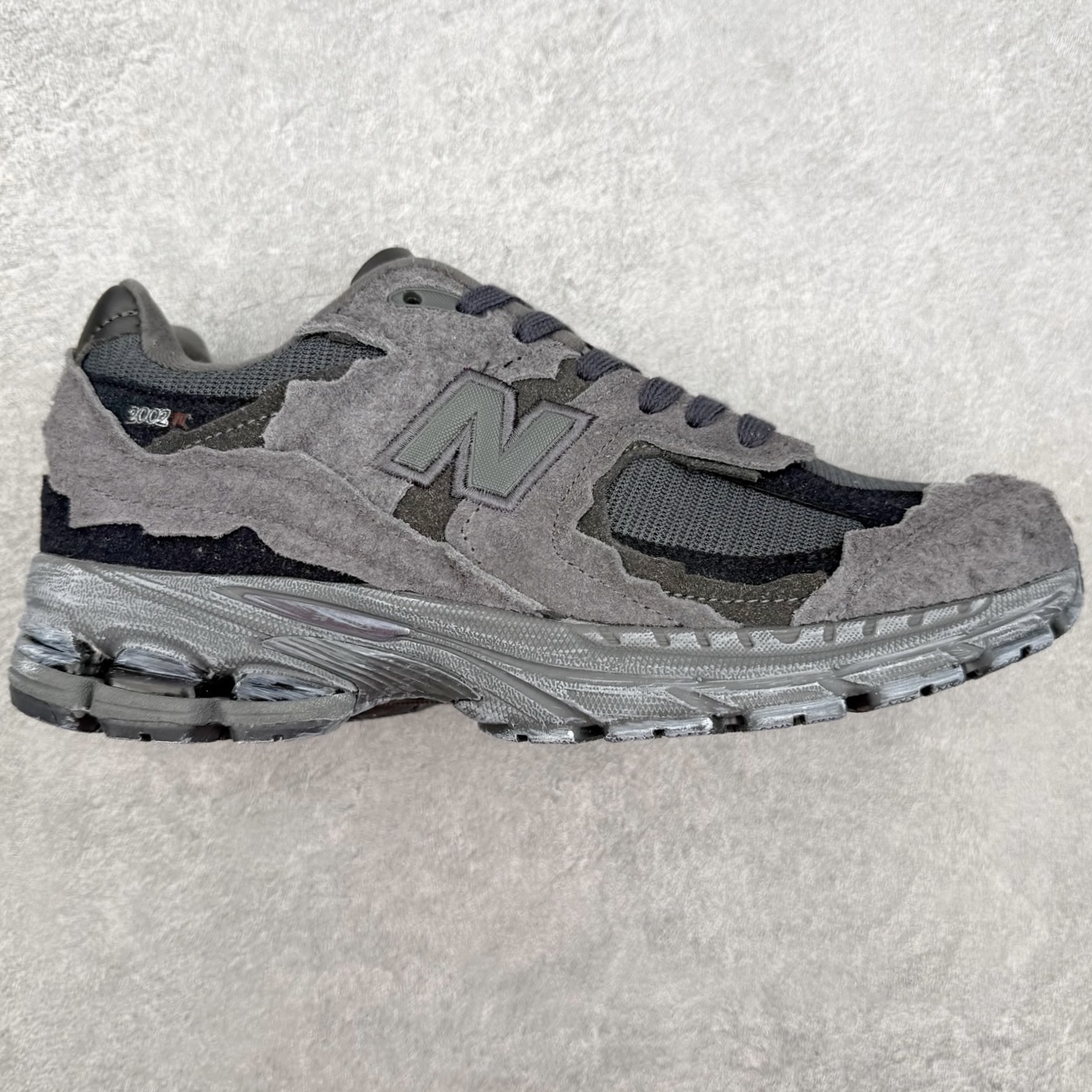 #纯原福利 ️ New Balance NB2002系列 男女休闲慢跑鞋 必备的时髦单品之一 最新出的2002R系列 这款延续了经典科技 升级版N-ERGY缓震物料机能与材质上脚太舒适了 鞋面的柔软麂皮搭配尼龙网布 特别透气而且还复古感 不管是搭配牛仔裤还工装裤都是百搭!小红书众多博主上脚推荐!实拍调校N版已经零色差零失真 百分百还原实物色彩所见即所得 不存在货不对板色差等低级问题 选购参考实物拍摄 不混卖不参货 只用心做好货严格选品 承诺混一赔十 编码:Wby2936000