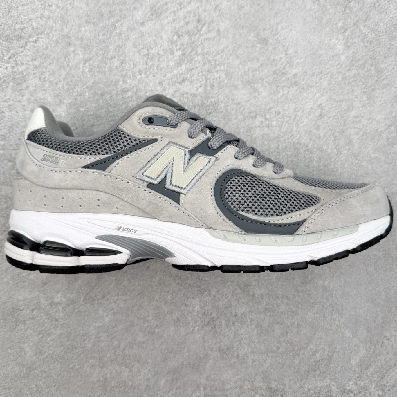 #纯原福利 ️ New Balance NB2002系列 男女休闲慢跑鞋 必备的时髦单品之一 最新出的2002R系列 这款延续了经典科技 升级版N-ERGY缓震物料机能与材质上脚太舒适了 鞋面的柔软麂皮搭配尼龙网布 特别透气而且还复古感 不管是搭配牛仔裤还工装裤都是百搭!小红书众多博主上脚推荐!实拍调校N版已经零色差零失真 百分百还原实物色彩所见即所得 不存在货不对板色差等低级问题 选购参考实物拍摄 不混卖不参货 只用心做好货严格选品 承诺混一赔十 编码:Wby2936000