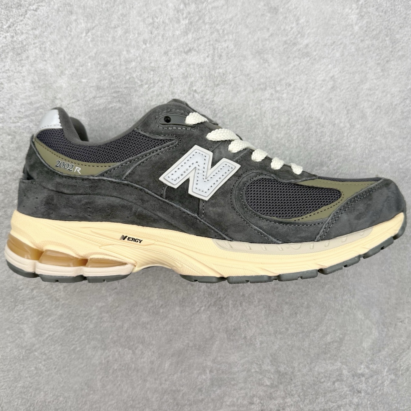 #纯原福利 ️ New Balance NB2002系列 男女休闲慢跑鞋 必备的时髦单品之一 最新出的2002R系列 这款延续了经典科技 升级版N-ERGY缓震物料机能与材质上脚太舒适了 鞋面的柔软麂皮搭配尼龙网布 特别透气而且还复古感 不管是搭配牛仔裤还工装裤都是百搭!小红书众多博主上脚推荐!实拍调校N版已经零色差零失真 百分百还原实物色彩所见即所得 不存在货不对板色差等低级问题 选购参考实物拍摄 不混卖不参货 只用心做好货严格选品 承诺混一赔十 编码:Wby2936000