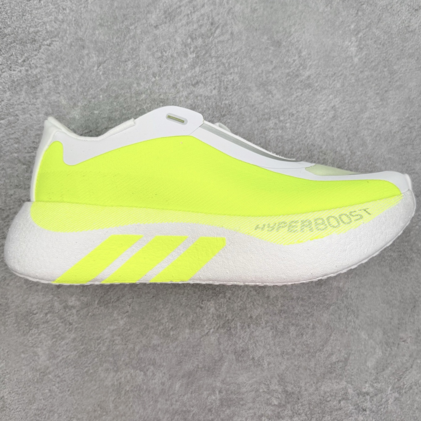 AD Hyperboost Edge 爆米花缓震舒适贴合跑步鞋 在 BOOST 之前冠以了 “HYPER