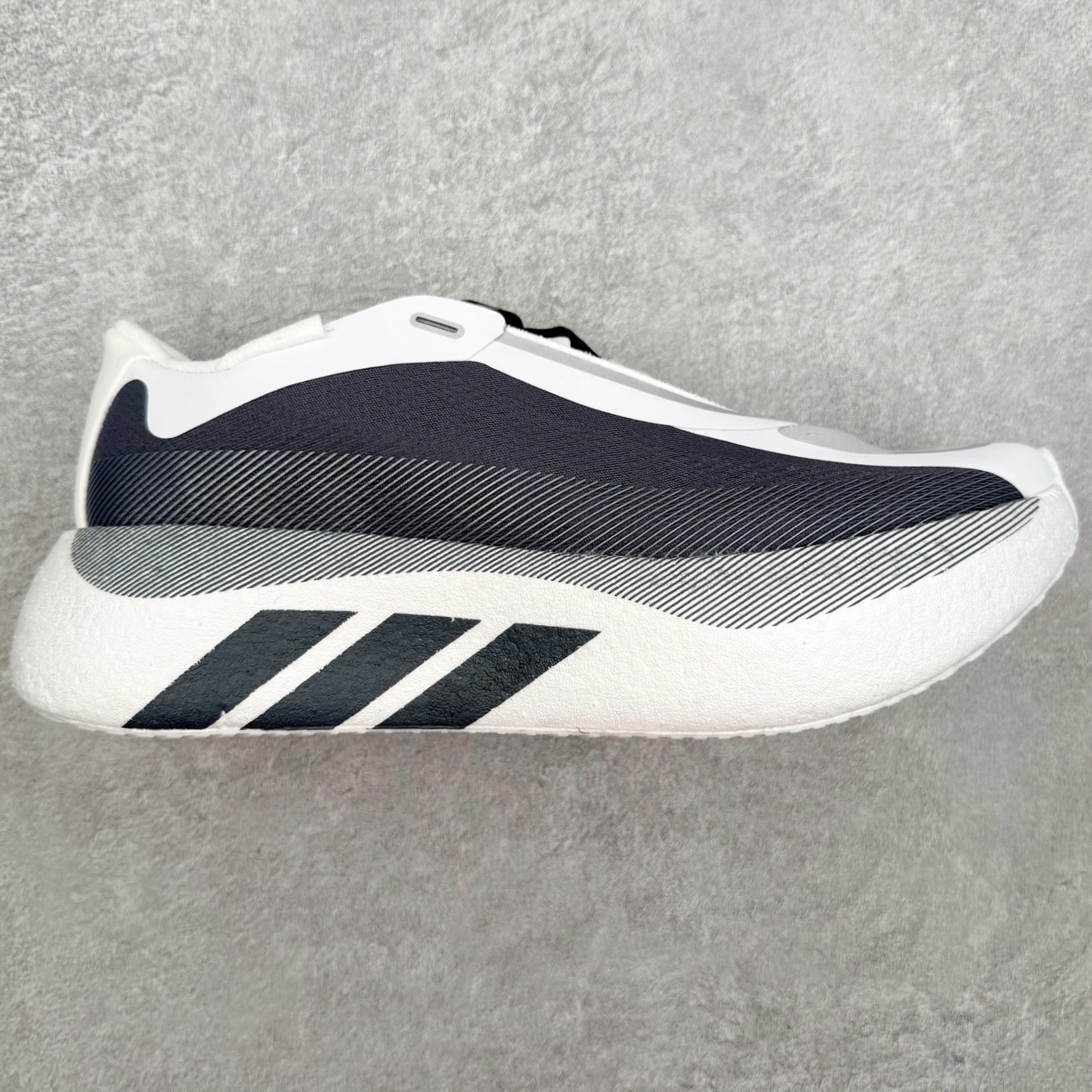 AD Hyperboost Edge 爆米花缓震舒适贴合跑步鞋 在 BOOST 之前冠以了 “HYPER