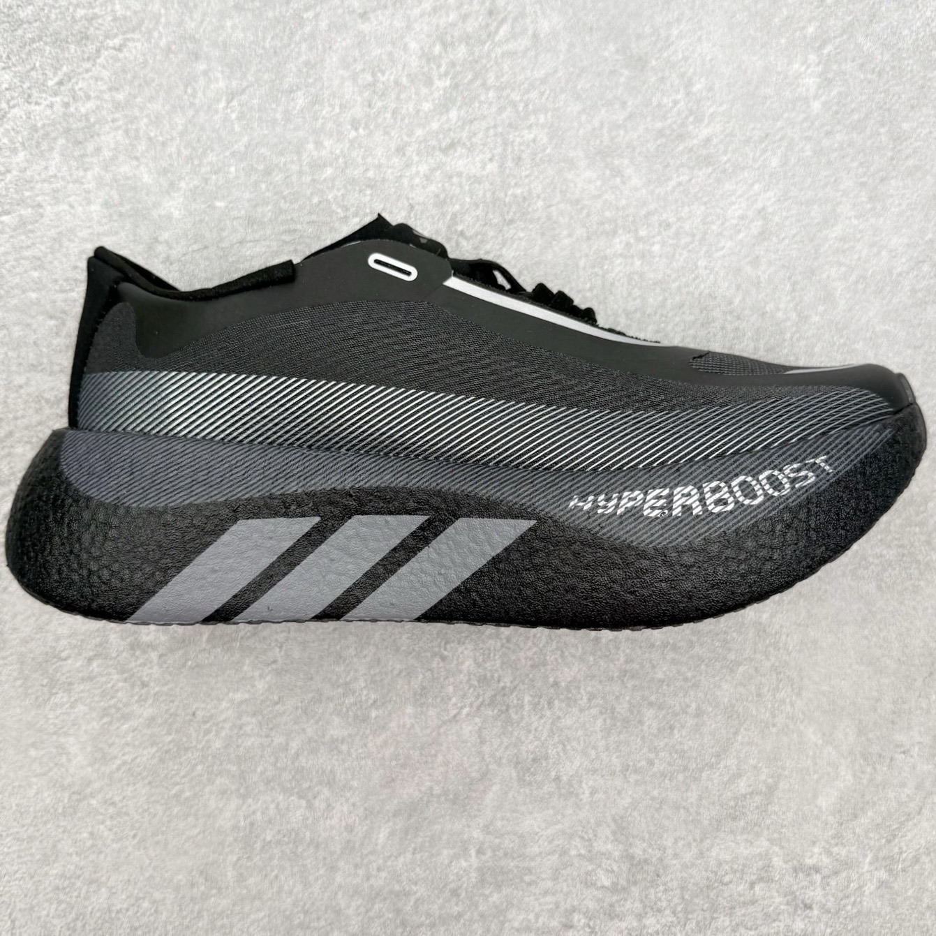 AD Hyperboost Edge 爆米花缓震舒适贴合跑步鞋 在 BOOST 之前冠以了 “HYPER