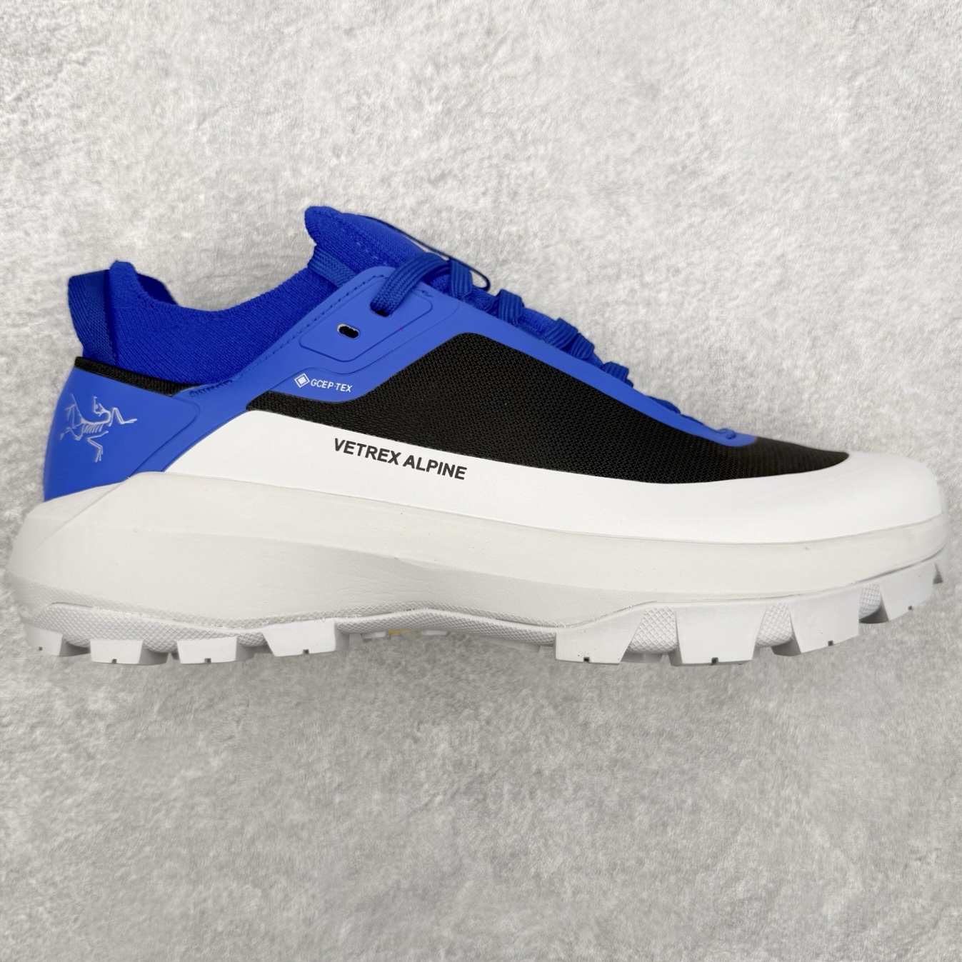 Arcteryx Vertex Alpine GTX 始祖鸟阿尔卑斯山顶峰系列低帮越野徒步户外运动登山运动鞋 这款GORE-TEX鞋履适合希望在技术路线上更快前进的山地跑步者穿着,无需担心地形条件如何.中底的Rocker Geometry几何结构设计带来推进力,并采用InFuse材料制成,这是一种轻质、高响应性的EVA和聚烯烃合成材料,可提供回弹并吸收冲击力.抓地平稳的Vibram Megagrip外底采用LITEBASE技术,在减轻重量的同时不影响性能,而多向凸耳花纹设计带来更强的抓地力.鞋身贴合包裹脚部,针织鞋领可阻挡碎屑进鞋.实拍调校N版已经零色差零失真 百分百还原实物色彩所见即所得 不存在货不对板色差等低级问题 选购参考实物拍摄 不混卖不参货 只用心做好货严格选品 承诺混一赔十 编码:Lby2936050
