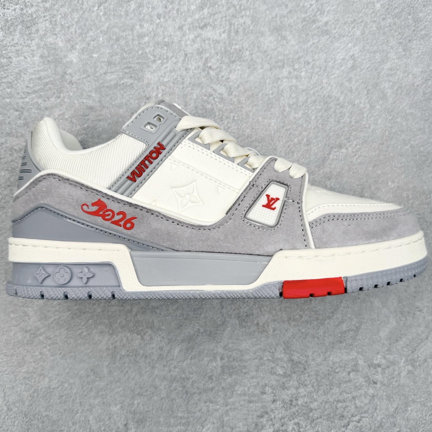 #F版 Louis Vuitton Trainer lv时装走秀运动鞋 完美鞋型超高的清洁度 零毛边线头瑕疵 全套原楦原纸版原鞋开模 全网最具灵魂的版型 正确原装黄色鞋盒 正确中底印花 鞋面印花3D高频深度立体 全鞋电脑针车 紧密相连 针距密度一致 环保乳胶注塑鞋垫 厚度脚感还原原版 皮面裁剪部位 统一油边封口工艺 原装橡胶大底含胶量大底组合零偏差 专柜全套包装 防尘袋 说明书 质保卡 男女鞋 编码:by4936030