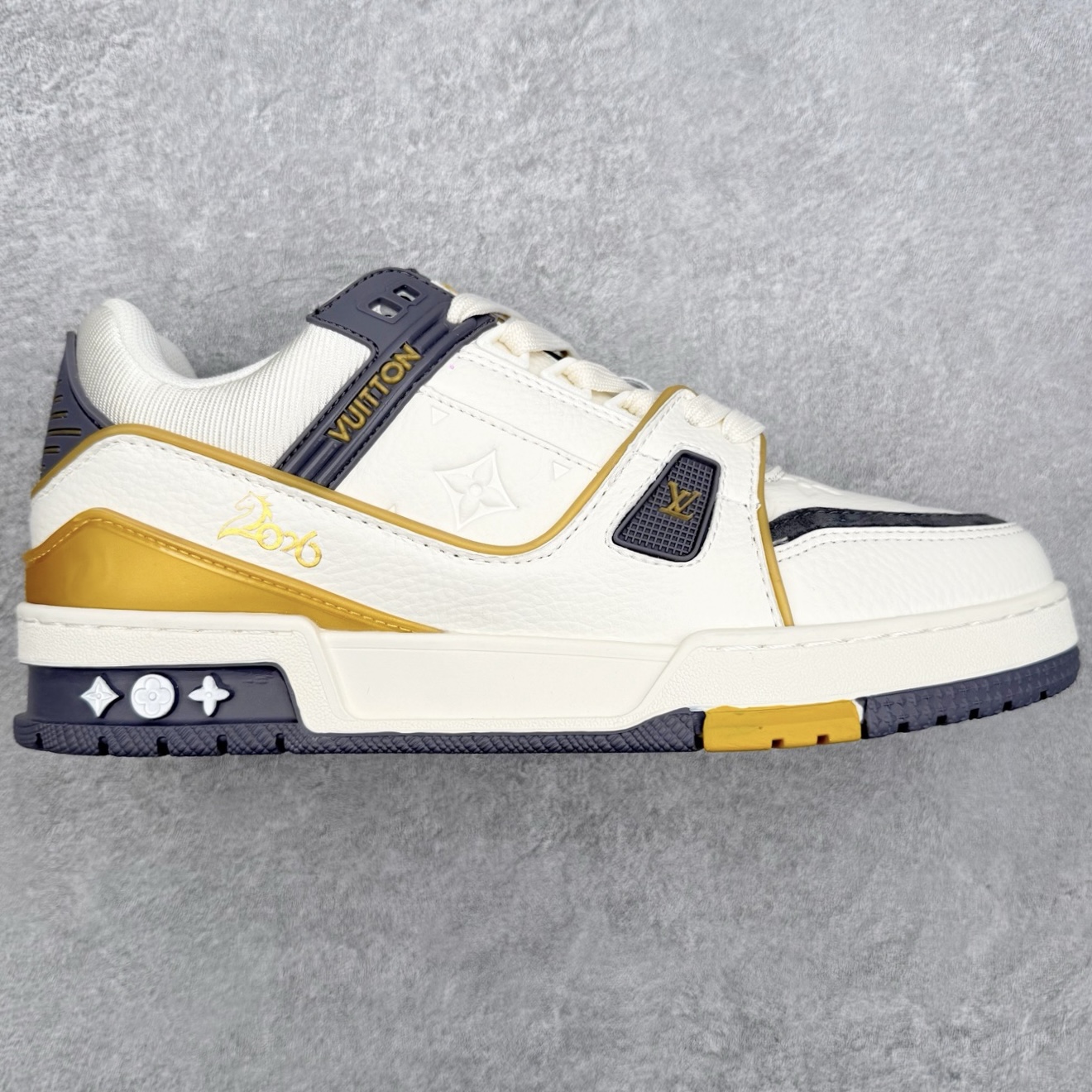 #F版 Louis Vuitton Trainer lv时装走秀运动鞋 完美鞋型超高的清洁度 零毛边线头瑕疵 全套原楦原纸版原鞋开模 全网最具灵魂的版型 正确原装黄色鞋盒 正确中底印花 鞋面印花3D高频深度立体 全鞋电脑针车 紧密相连 针距密度一致 环保乳胶注塑鞋垫 厚度脚感还原原版 皮面裁剪部位 统一油边封口工艺 原装橡胶大底含胶量大底组合零偏差 专柜全套包装 防尘袋 说明书 质保卡 男女鞋 编码:by4936030