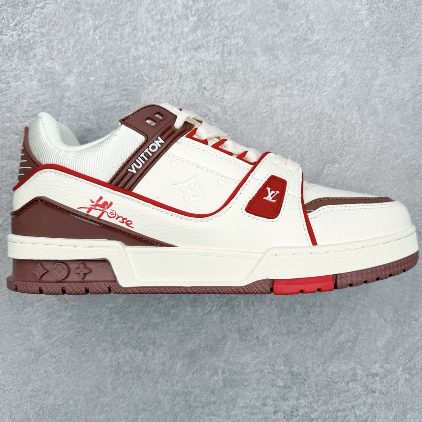 #F版 Louis Vuitton Trainer lv时装走秀运动鞋 完美鞋型超高的清洁度 零毛边线头瑕疵 全套原楦原纸版原鞋开模 全网最具灵魂的版型 正确原装黄色鞋盒 正确中底印花 鞋面印花3D高频深度立体 全鞋电脑针车 紧密相连 针距密度一致 环保乳胶注塑鞋垫 厚度脚感还原原版 皮面裁剪部位 统一油边封口工艺 原装橡胶大底含胶量大底组合零偏差 专柜全套包装 防尘袋 说明书 质保卡 男女鞋 编码:by4936030