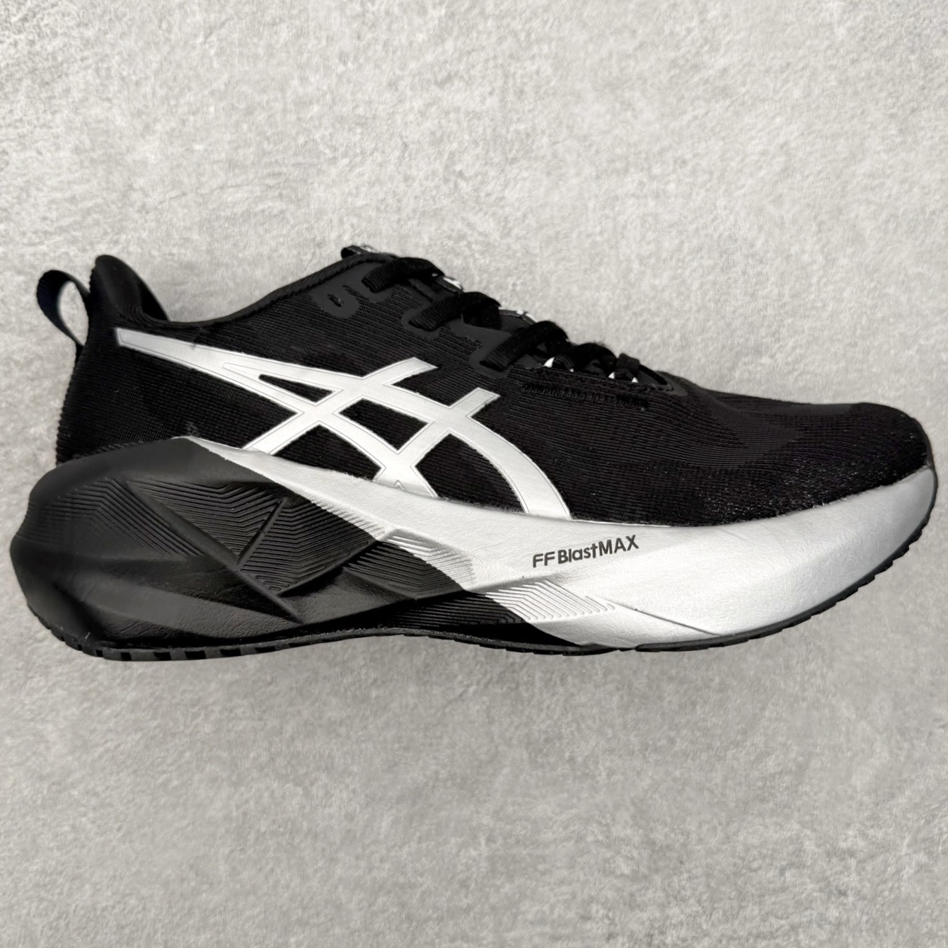＃XN ASICS NOVABLAST 5 舒适百搭低帮马拉松训练竞速跑步鞋 ASICS（亚瑟士）是日本