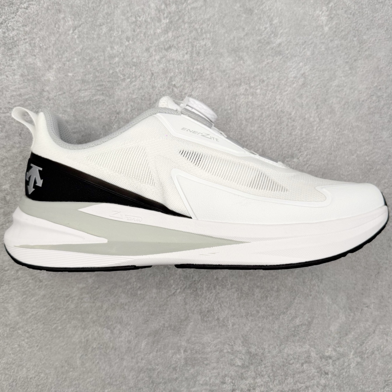 迪桑特DESCENTE RUNNING系列 LAVITATE 3.0 AIR WIRE 缓震舒适 BOA