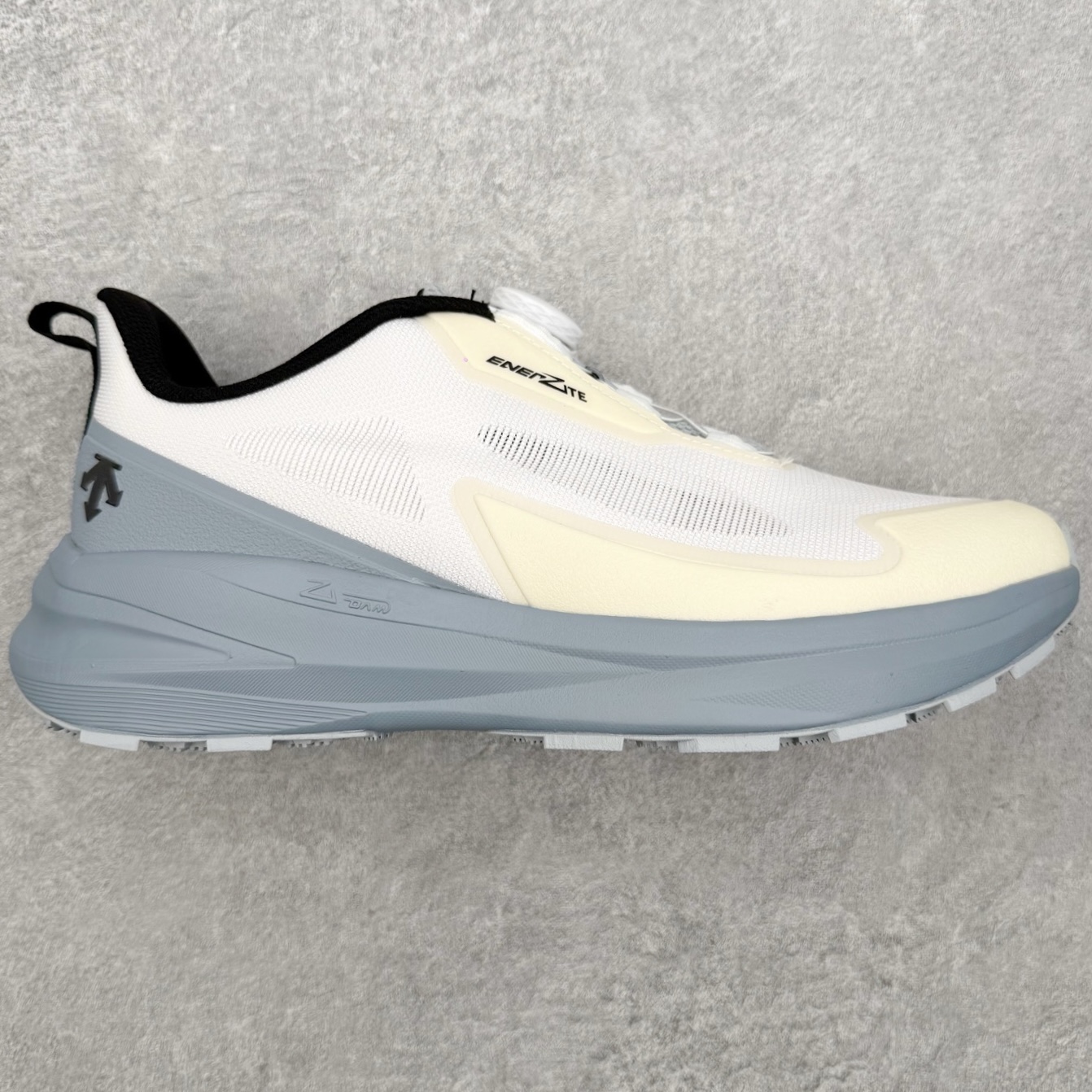 迪桑特DESCENTE RUNNING系列 LAVITATE 3.0 AIR WIRE 缓震舒适 BOA