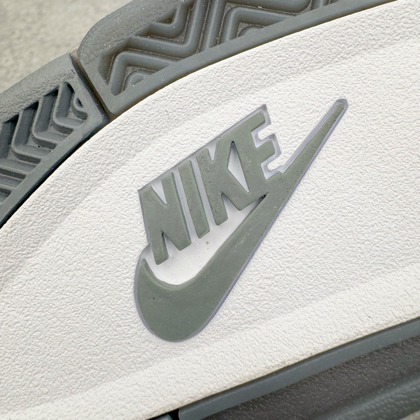 Nigel Sylvester x Air Jordan AJ4 Retro 联名灰色 货号：HF434