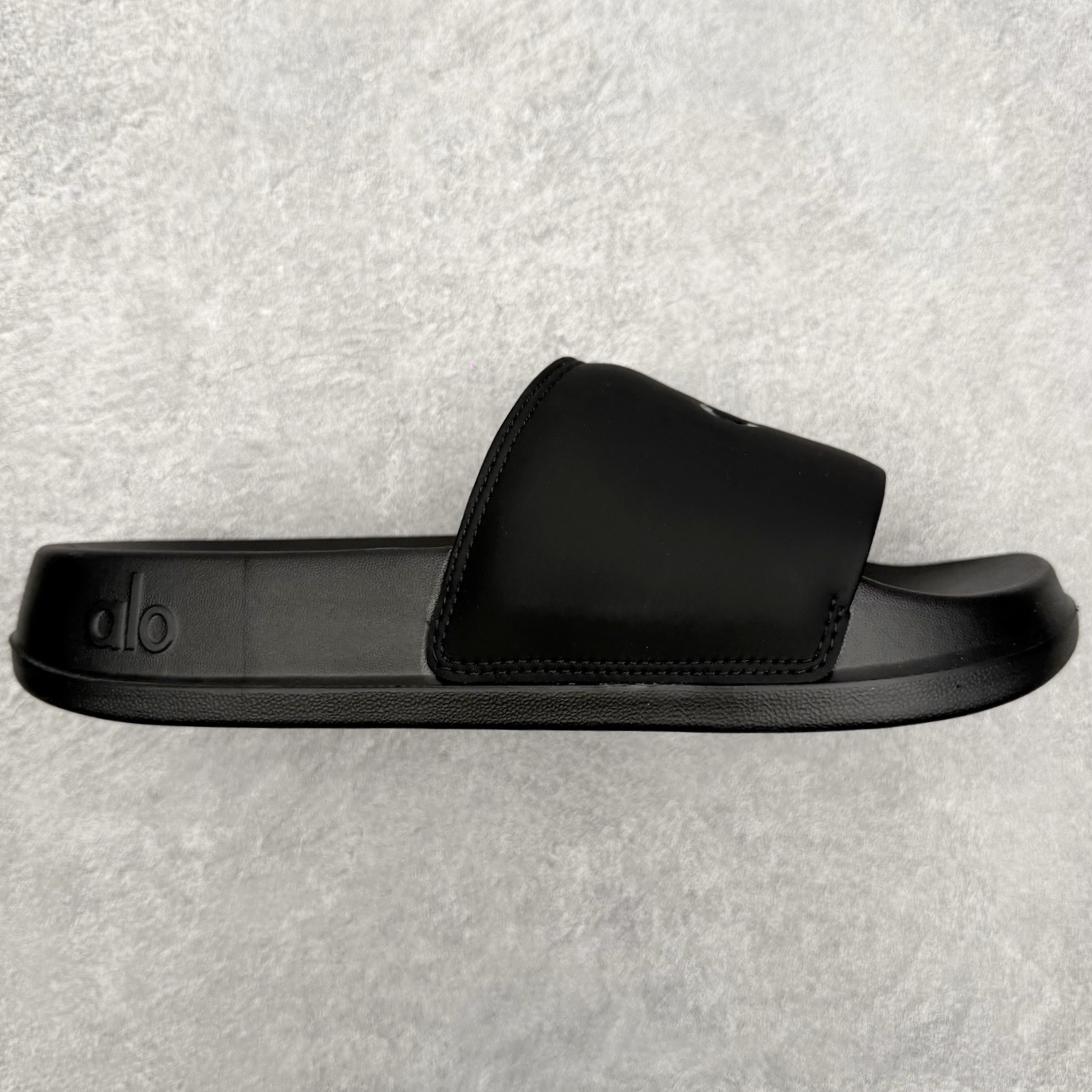 alo yoga Unisex It 舒适百搭 防滑防磨一字拖鞋 男女同款 品牌故事Alo Yoga于2