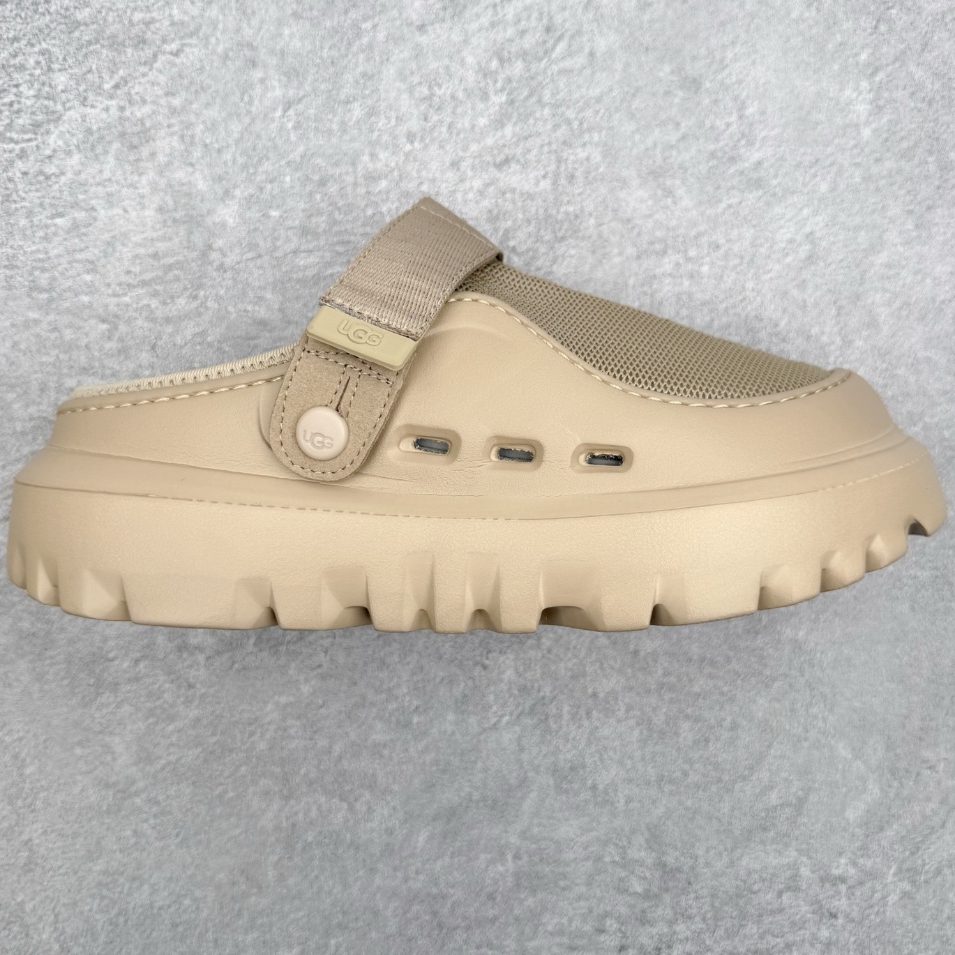 UGG 混合款系列塔斯曼时尚简约加厚半拖包头拖鞋 男女同款 1979年，冲浪运动员布莱恩•史密斯（Bri