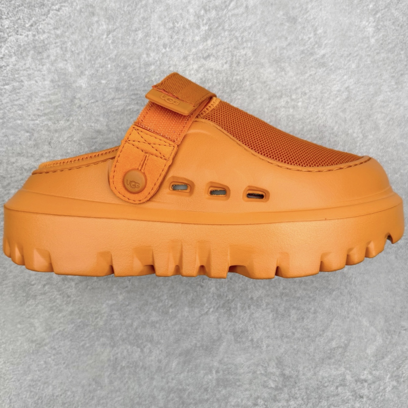 UGG 混合款系列塔斯曼时尚简约加厚半拖包头拖鞋 男女同款 1979年，冲浪运动员布莱恩•史密斯（Bri