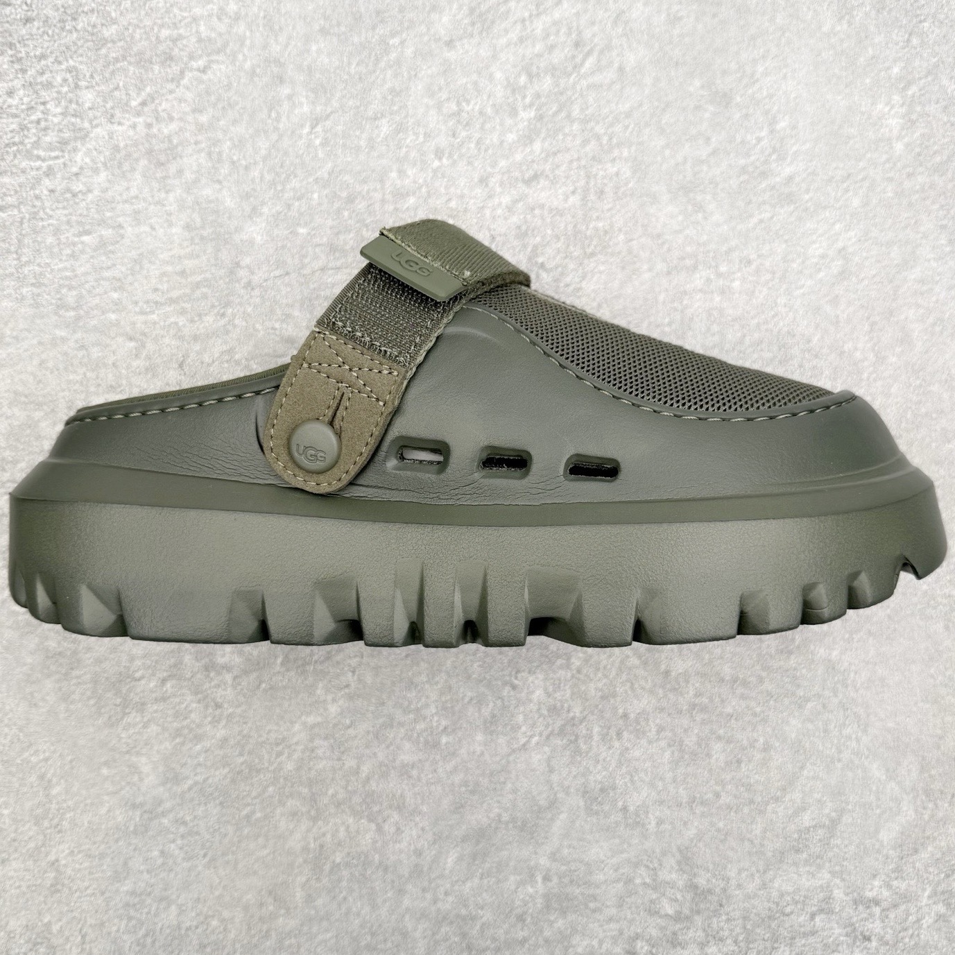 UGG 混合款系列塔斯曼时尚简约加厚半拖包头拖鞋 男女同款 1979年，冲浪运动员布莱恩•史密斯（Bri