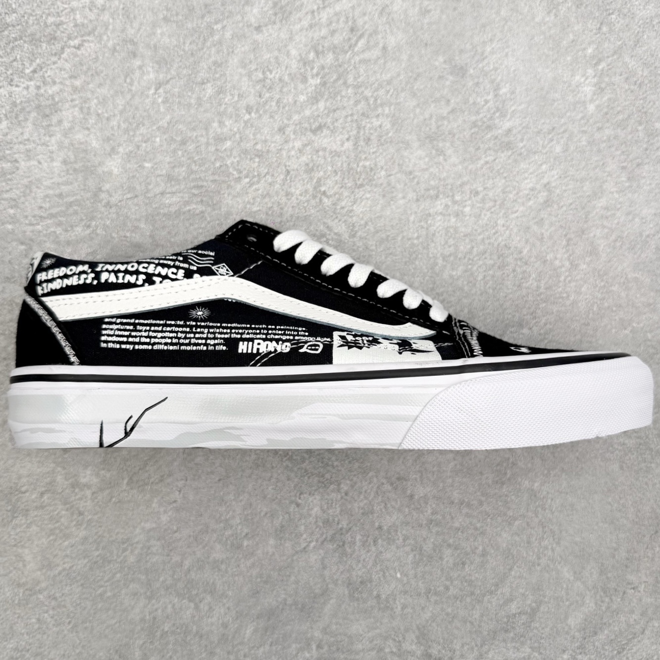 Vans Old Skool x Hirono泡泡玛特 小野联名 复古黑白涂鸦鞋身采用麂皮搭配牛仔帆布面
