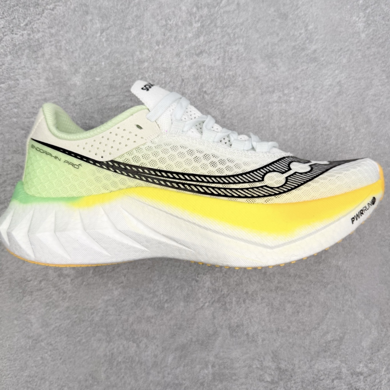 Saucony Endorphin Pro啡鹏 4 碳板竞速训练 低帮跑步鞋 Saucony（索康尼）是