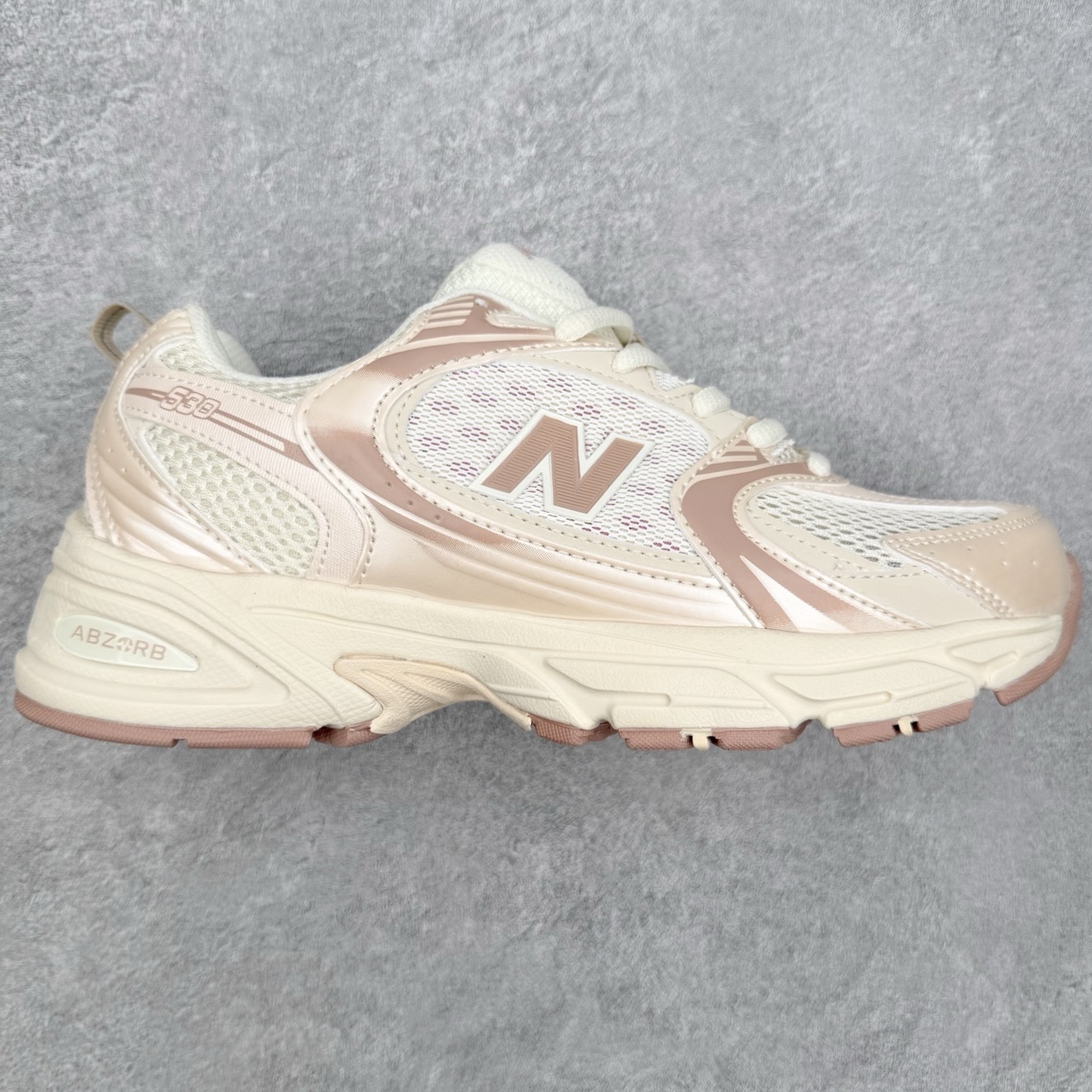 New Balance NB530 新百伦复古透气跑步鞋 抛弃过往以皮革为主的人气轮廓 以极具复古风范的
