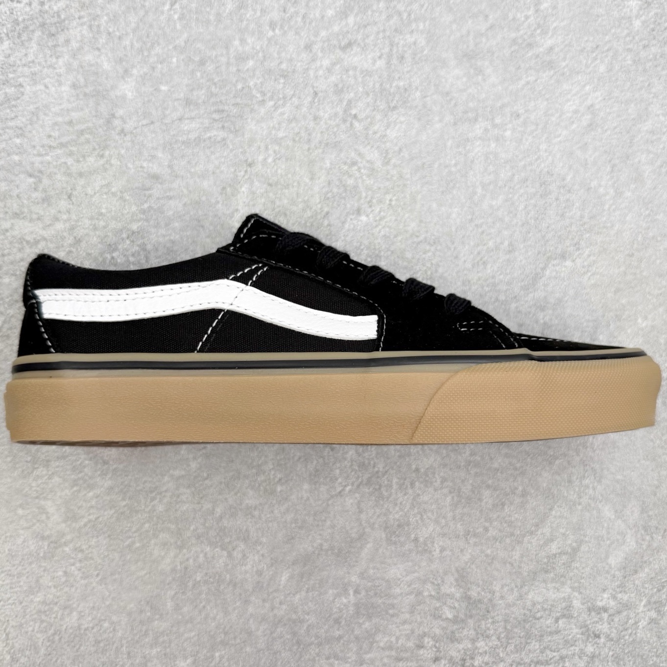 Vans Sk8-Low 黑生胶范斯复古休闲硫化帆布鞋鞋款以黑色麂皮拼接帆布鞋面打造整体鞋身 以SK8-