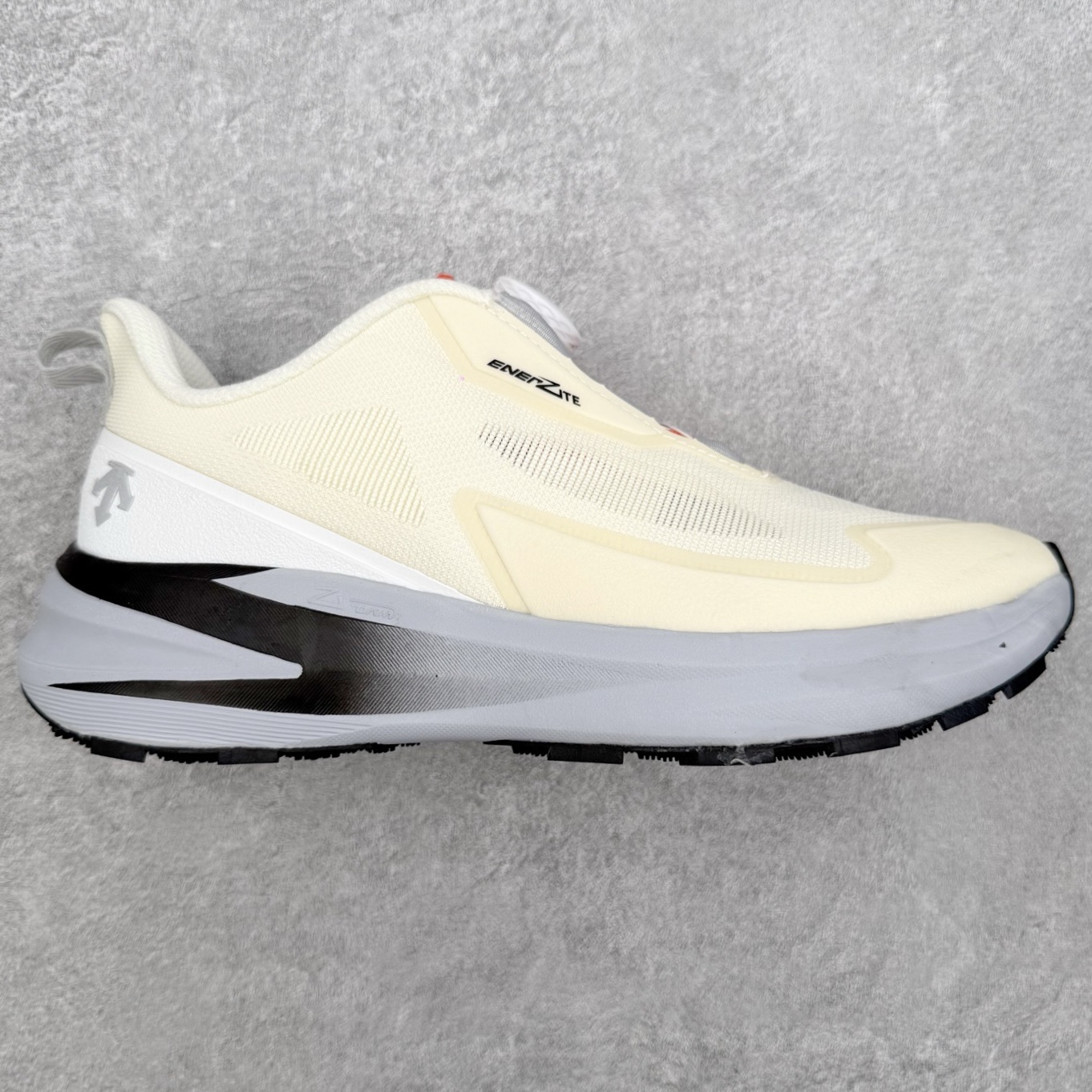 迪桑特DESCENTE RUNNING系列 LAVITATE 3.0 AIR WIRE 缓震舒适 BOA