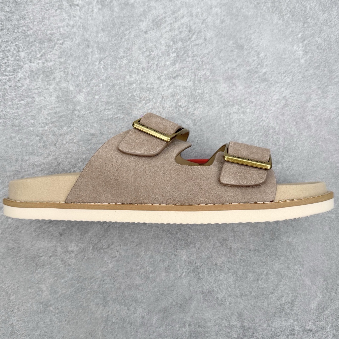 Brunello Cucinelli 绒面革 Bc 鞋面甄选进口牛反绒皮打造，深棕色绒面自带细腻哑光肌理