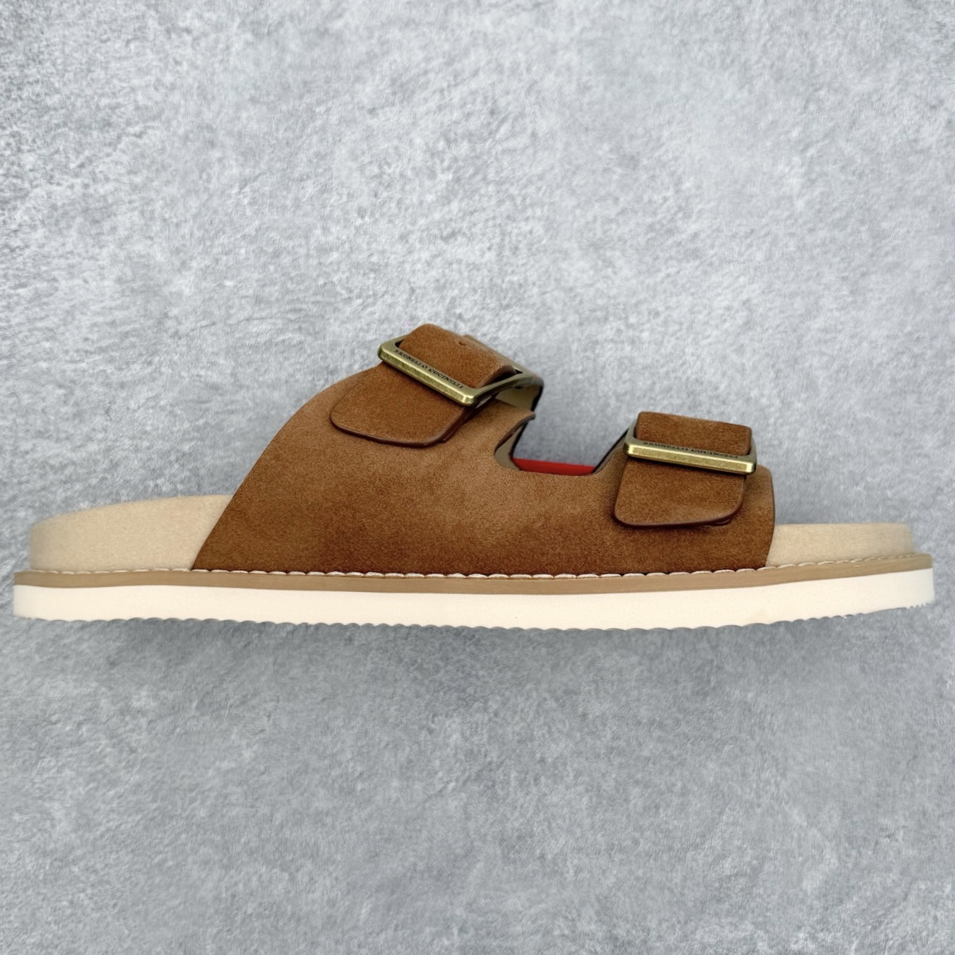 Brunello Cucinelli 绒面革 Bc 鞋面甄选进口牛反绒皮打造，深棕色绒面自带细腻哑光肌理