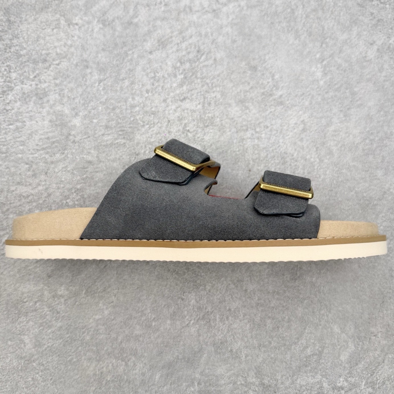 Brunello Cucinelli 绒面革 Bc 鞋面甄选进口牛反绒皮打造，深棕色绒面自带细腻哑光肌理