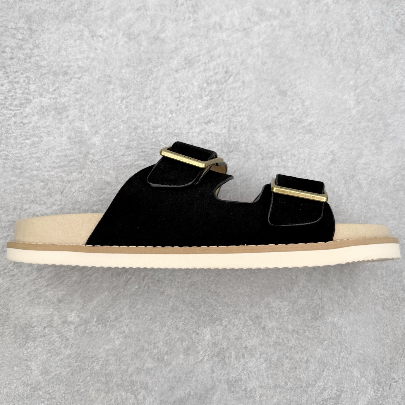 Brunello Cucinelli 绒面革 Bc 鞋面甄选进口牛反绒皮打造，深棕色绒面自带细腻哑光肌理