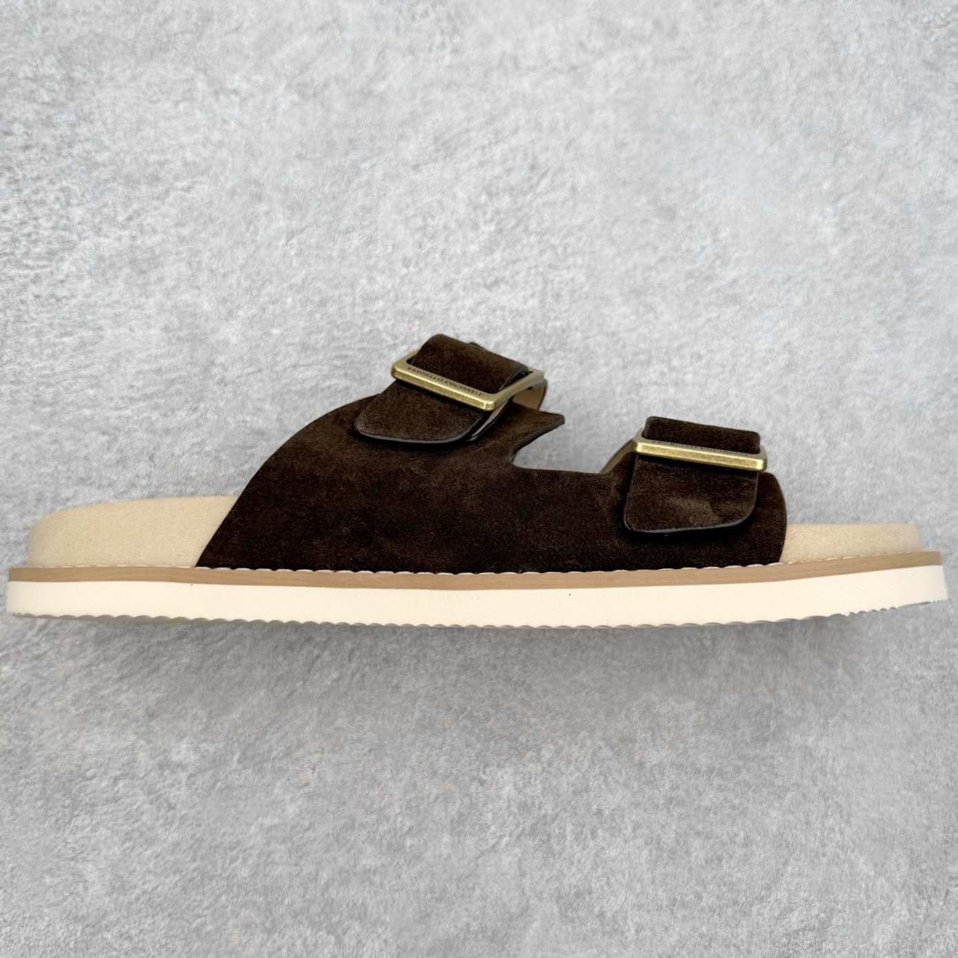 Brunello Cucinelli 绒面革 Bc 鞋面甄选进口牛反绒皮打造，深棕色绒面自带细腻哑光肌理