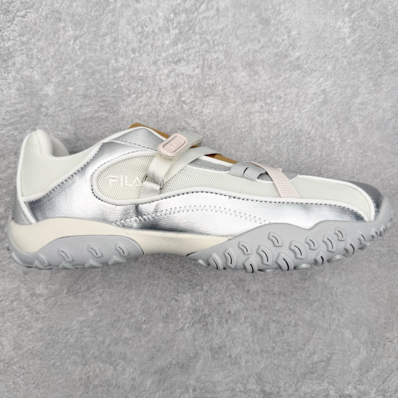 FILA FUSION 斐乐潮牌 PEBBLE SANDAL 时尚复古 玛丽珍鞋 女款 太空银 传承了 
