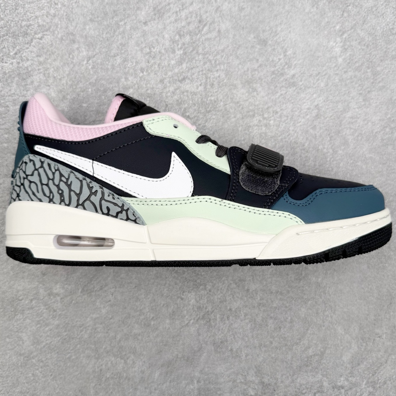 Air Jordan Legacy AJ312 低帮 CD7069-007 鞋身采用了皮革材质打造 横跨