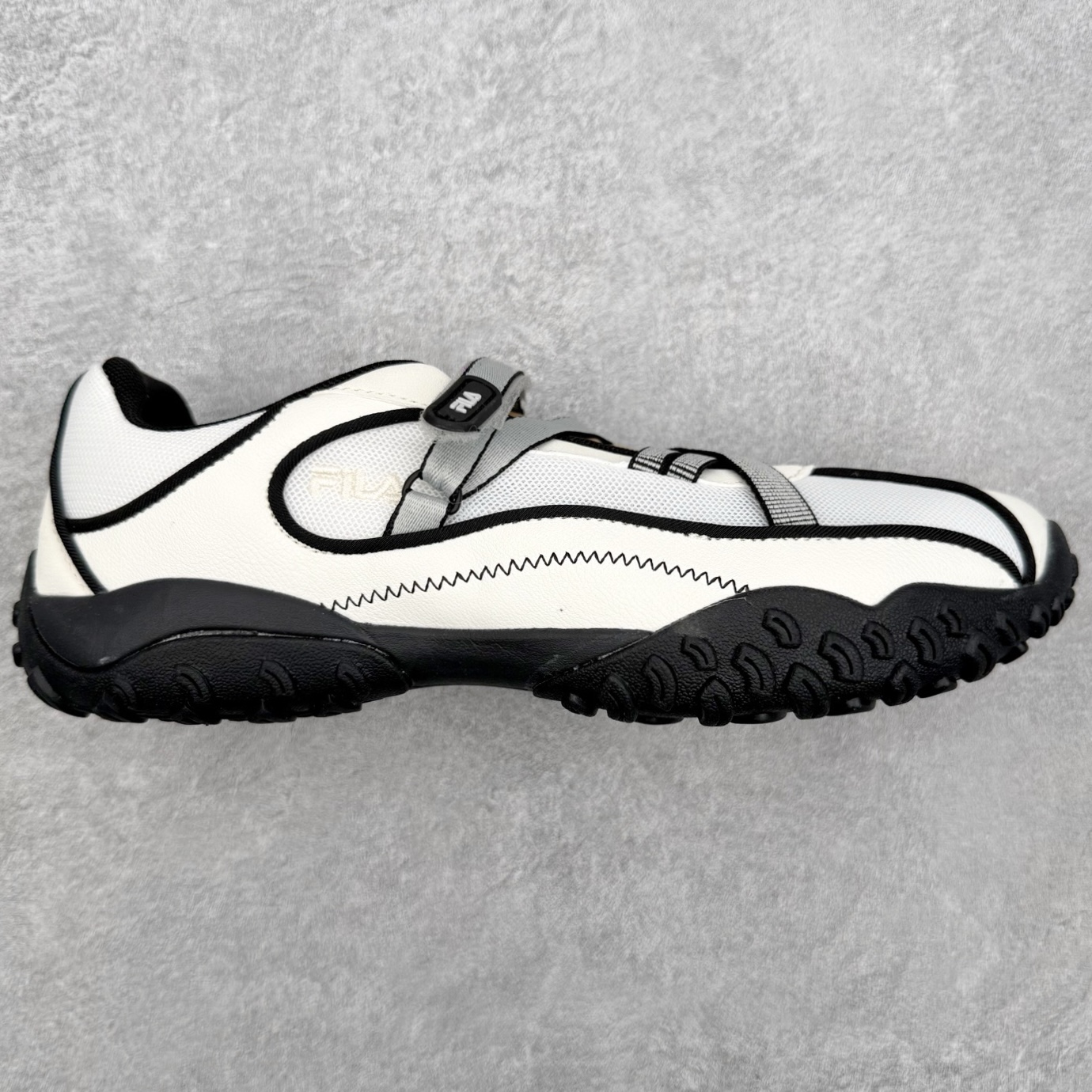 FILA FUSION 斐乐潮牌 PEBBLE SANDAL 时尚复古 玛丽珍鞋 女款 太空银 传承了 