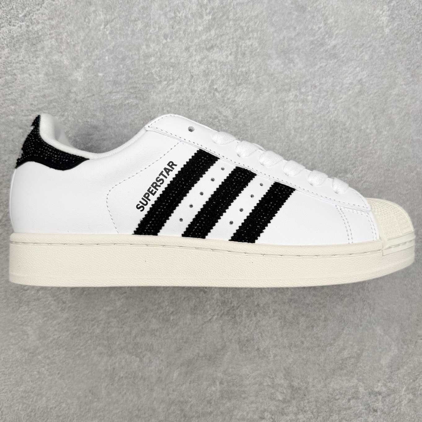 AD Originals Superstar 经典贝壳头休闲板鞋 HQ2285 平台正单 全套原纸板楦头开发 每道工序同步公司流程 确保原汁原味 完美呈现原鞋版型 原厂高频磨具加持 精准内部资源对接 Logo字体百分百还原 全鞋电脑针车 Logo针车间距针数原版一致 皮料切割冲裁零瑕疵 原鞋一致含胶量超耐磨大底 大几率过验 不对比市面只对比原鞋 只服务最高端市场 诞生于1969年 是第一双将全皮面鞋 身与橡胶鞋头结合在一起的低帮篮球鞋 Superstar最开始 是作为高帮篮球鞋Pro Model的低帮版本而出现的 但因为其独特和醒目的橡胶鞋头造型而让大家熟知 被大家形象地称为"shelltoe"贝壳头 在70年代的美国职业篮球场上 接近3/4的NBA球员都将这双Superstar作为场上用鞋 80年代之后 经过不断的改良和发展 Superstar逐渐成为横跨时装、音乐、街头文化、休闲和运动等各大领域的时尚潮鞋 编码:Wby2936010