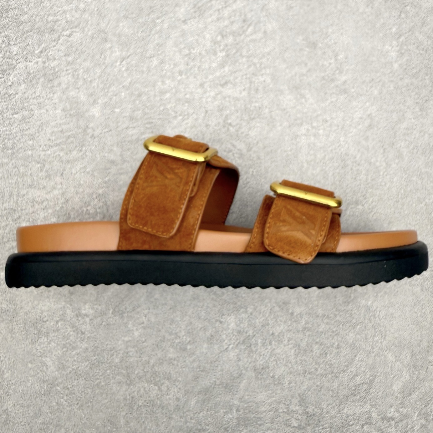 #莞产 驴家 lv Louis Vuitton Oasis 经典系列2024最新经典款拖鞋款式牛仔布 今年绝比小爆款系列 高端零售可主推款 原版一比一开发 专柜正品以发售大家放心选购 品质超赞👍 全鞋全真牛皮 私模独立开发原大底 市场独家 压花工艺 水洗牛仔和原版几乎接近一致 全套专柜一致包装 编码:Wby2936080