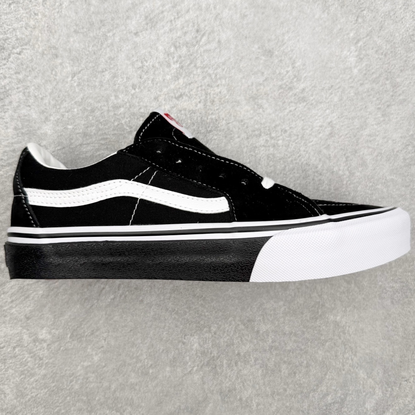 Vans Sk8-Low 黑白范斯复古休闲硫化帆布鞋鞋款以黑色麂皮拼接帆布鞋面打造整体鞋身 以SK8-L
