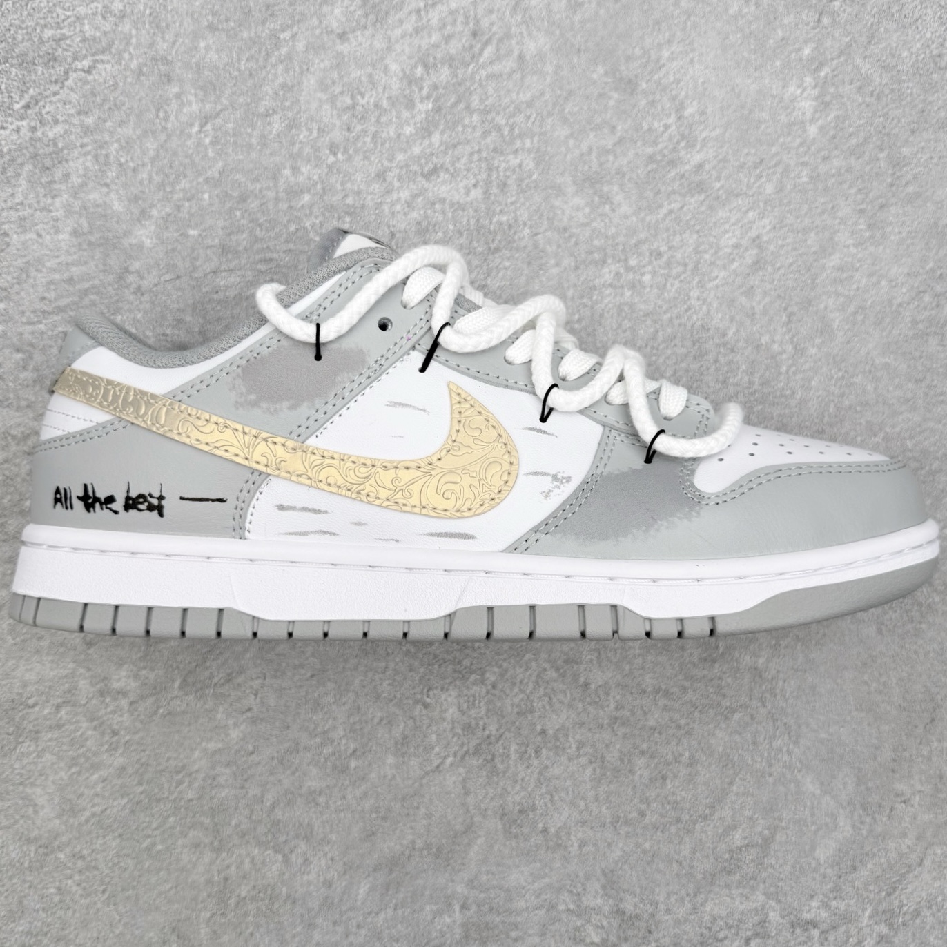 ＃YC纯原 NK Dunk Low 银霜鎏金 HF5441-105 鞋面铺陈着大面积的冷调银灰，如同深冬