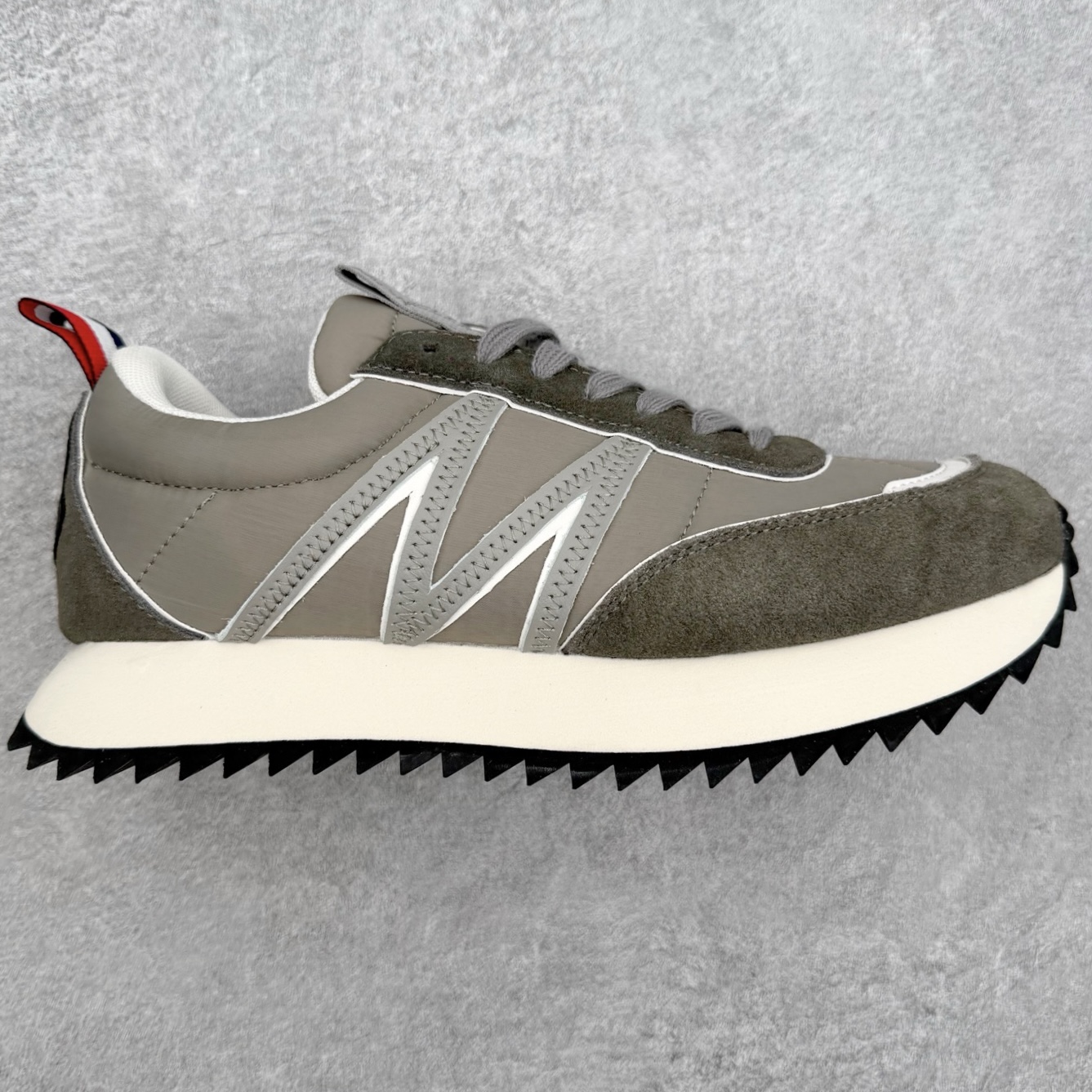 Moncler盟可睐 Pacey 麂皮圆头系带低帮生活休闲鞋 MONCLER（盟可睐）是一个以专业户外运