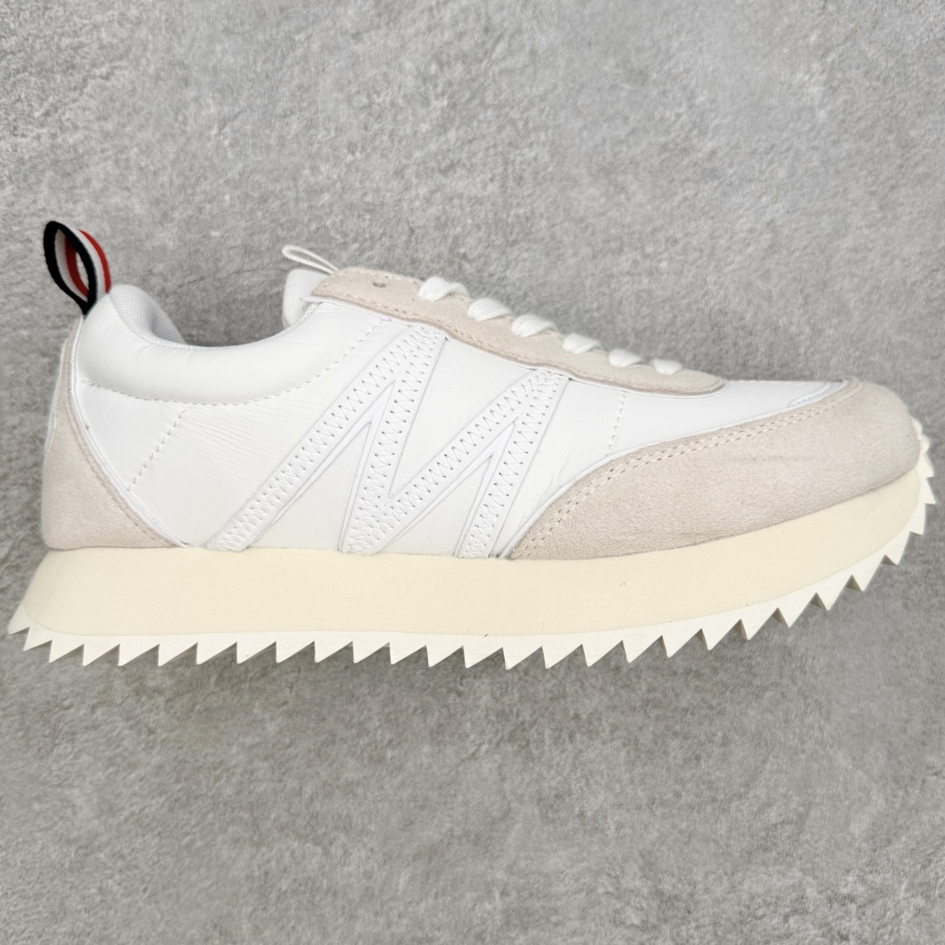 Moncler盟可睐 Pacey 麂皮圆头系带低帮生活休闲鞋 MONCLER（盟可睐）是一个以专业户外运