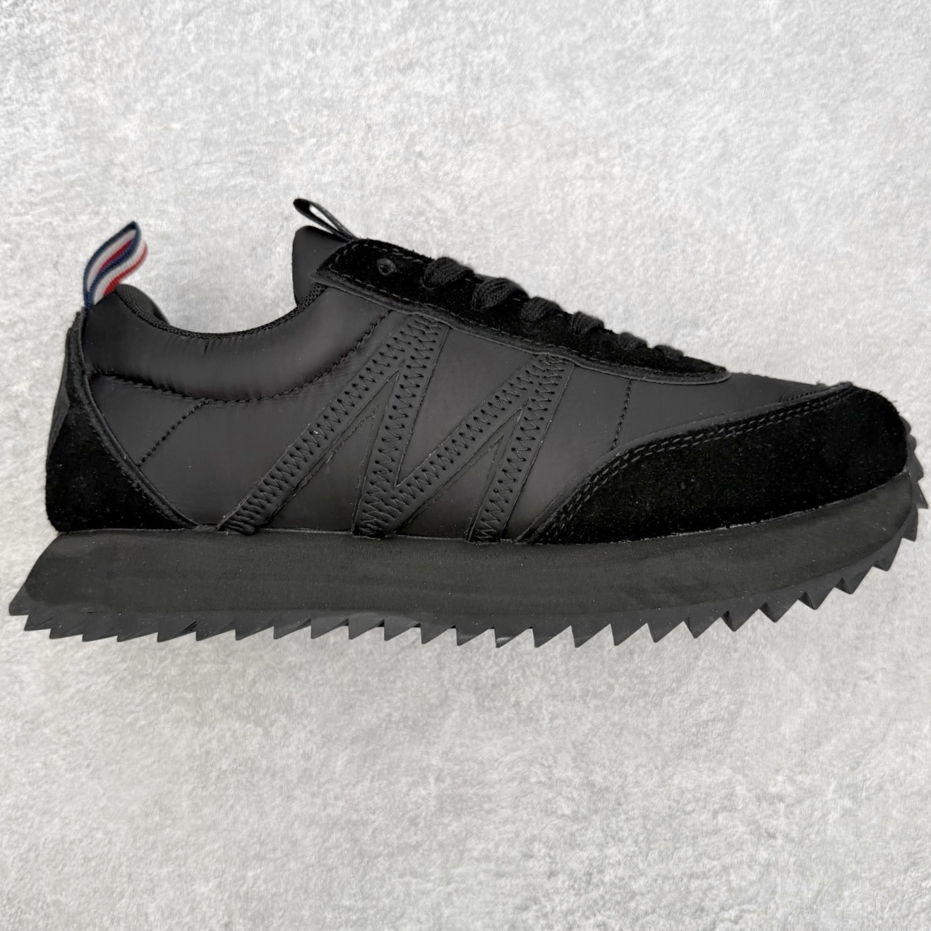 Moncler盟可睐 Pacey 麂皮圆头系带低帮生活休闲鞋 MONCLER（盟可睐）是一个以专业户外运