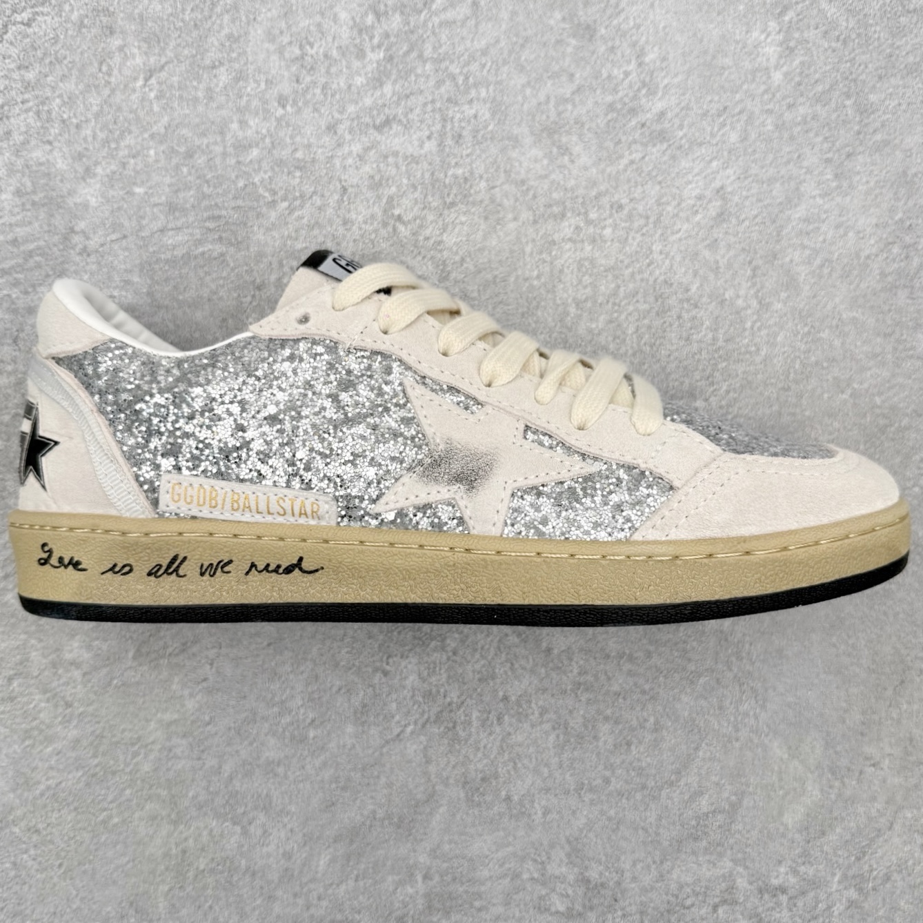 Golden Goose Super-Star GGDB 小脏鞋休闲时尚板鞋 设计有一种不修边幅的酷感 