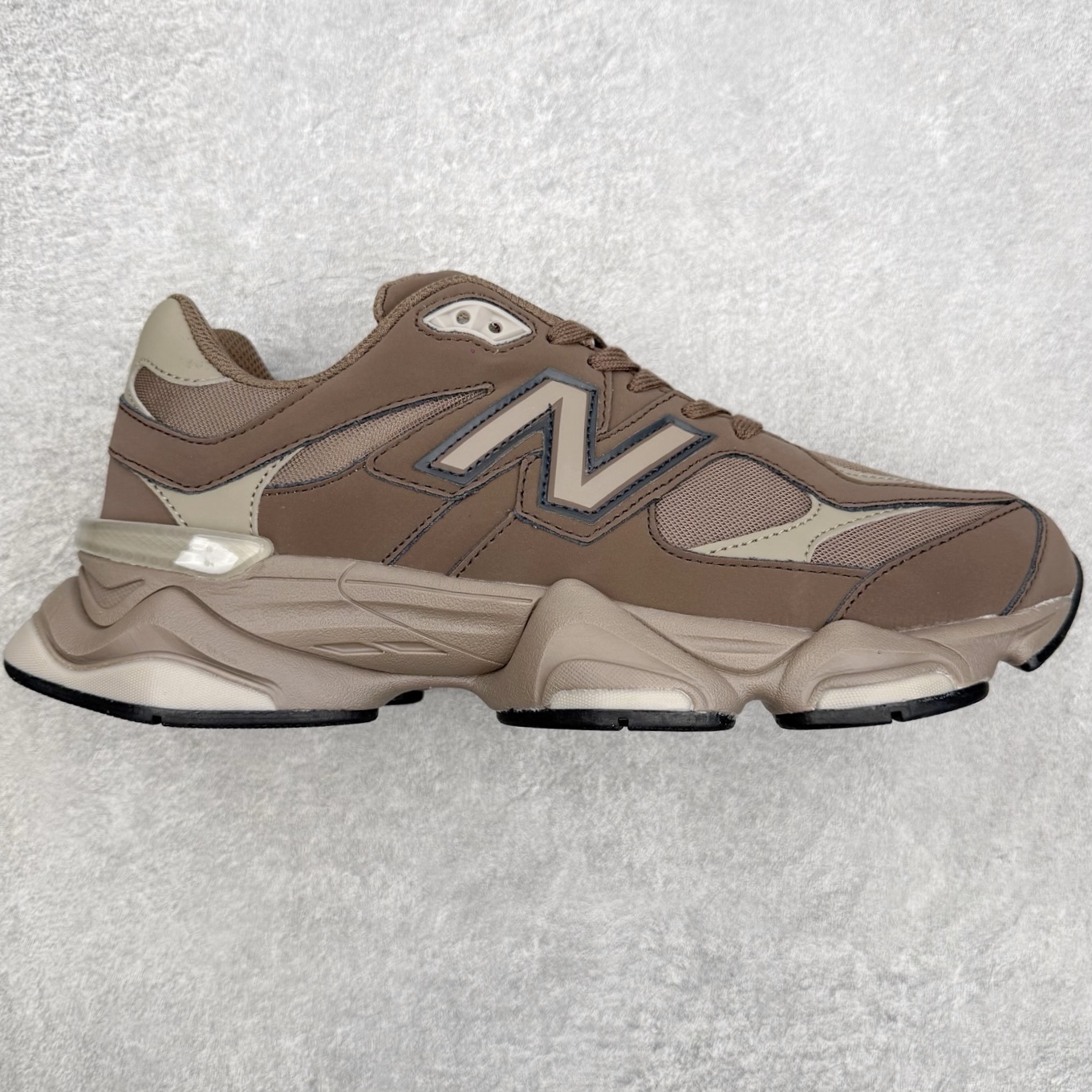 New Balance NB9060 复古运动鞋 新百伦又带来了新鞋型 并且是与芝加哥街头品牌 Joe 