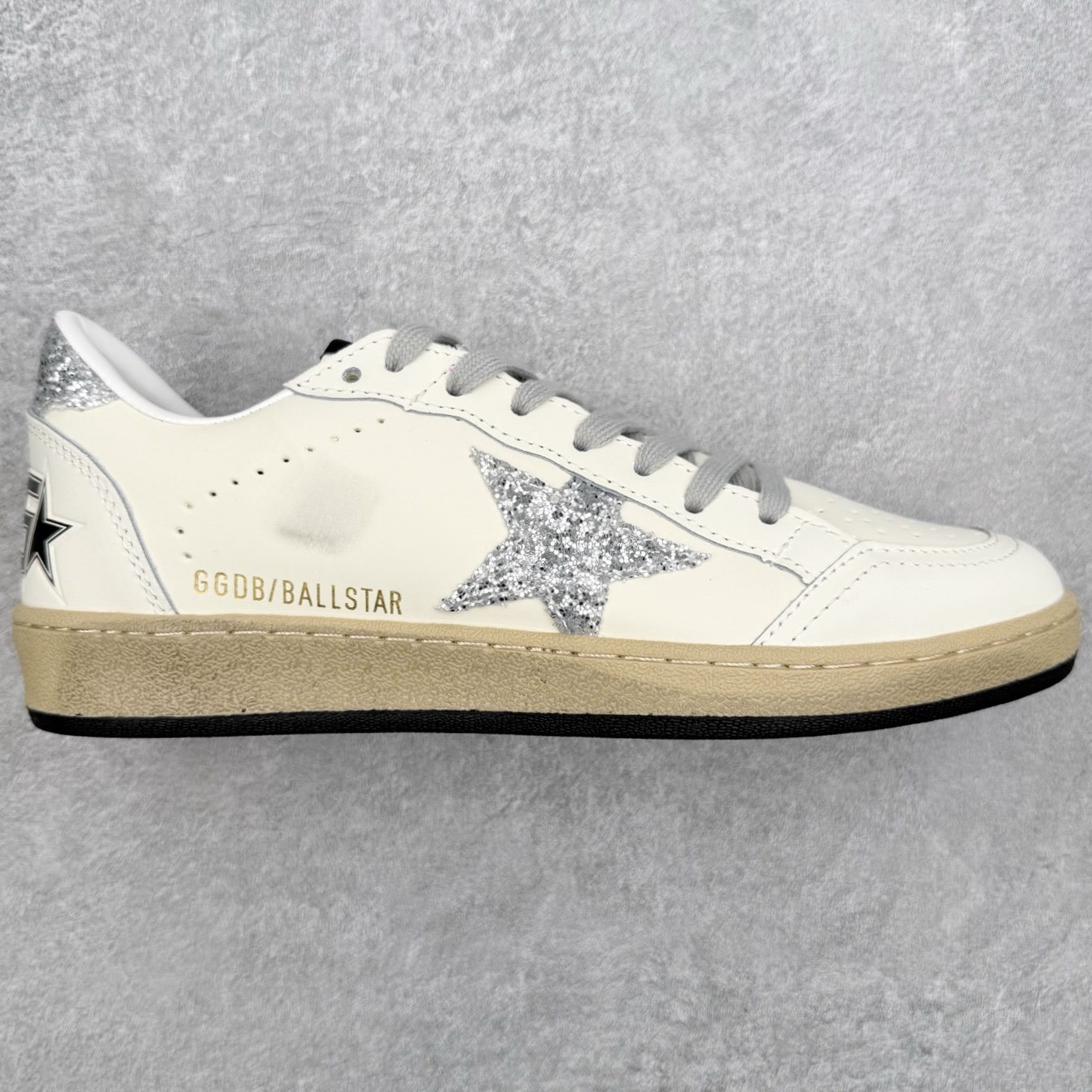 Golden Goose Super-Star GGDB 小脏鞋休闲时尚板鞋 设计有一种不修边幅的酷感 