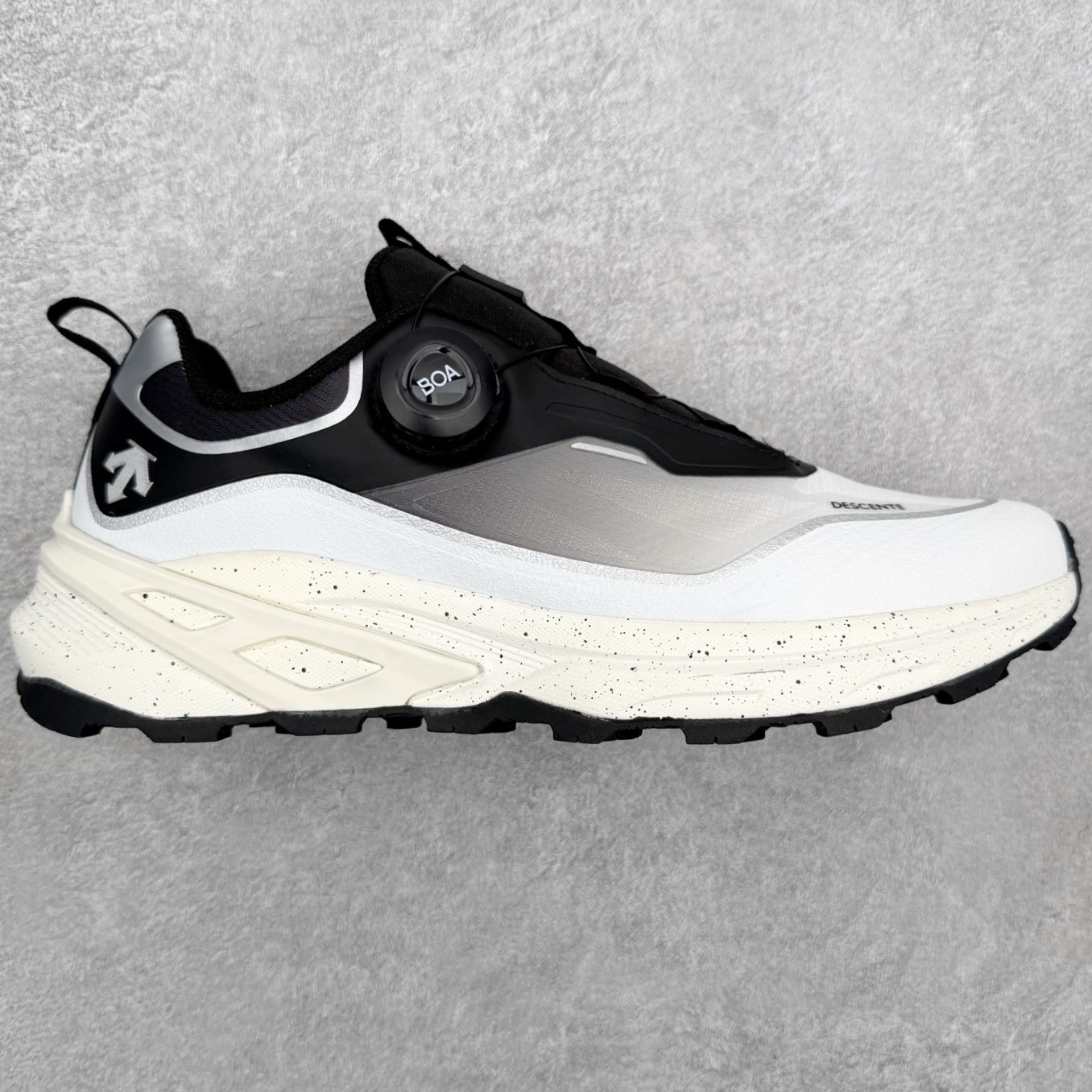 迪桑特DESCENTE LAVITATE WIRE 3.0 舒适 低帮跑步鞋 DESCENTE（迪桑特）
