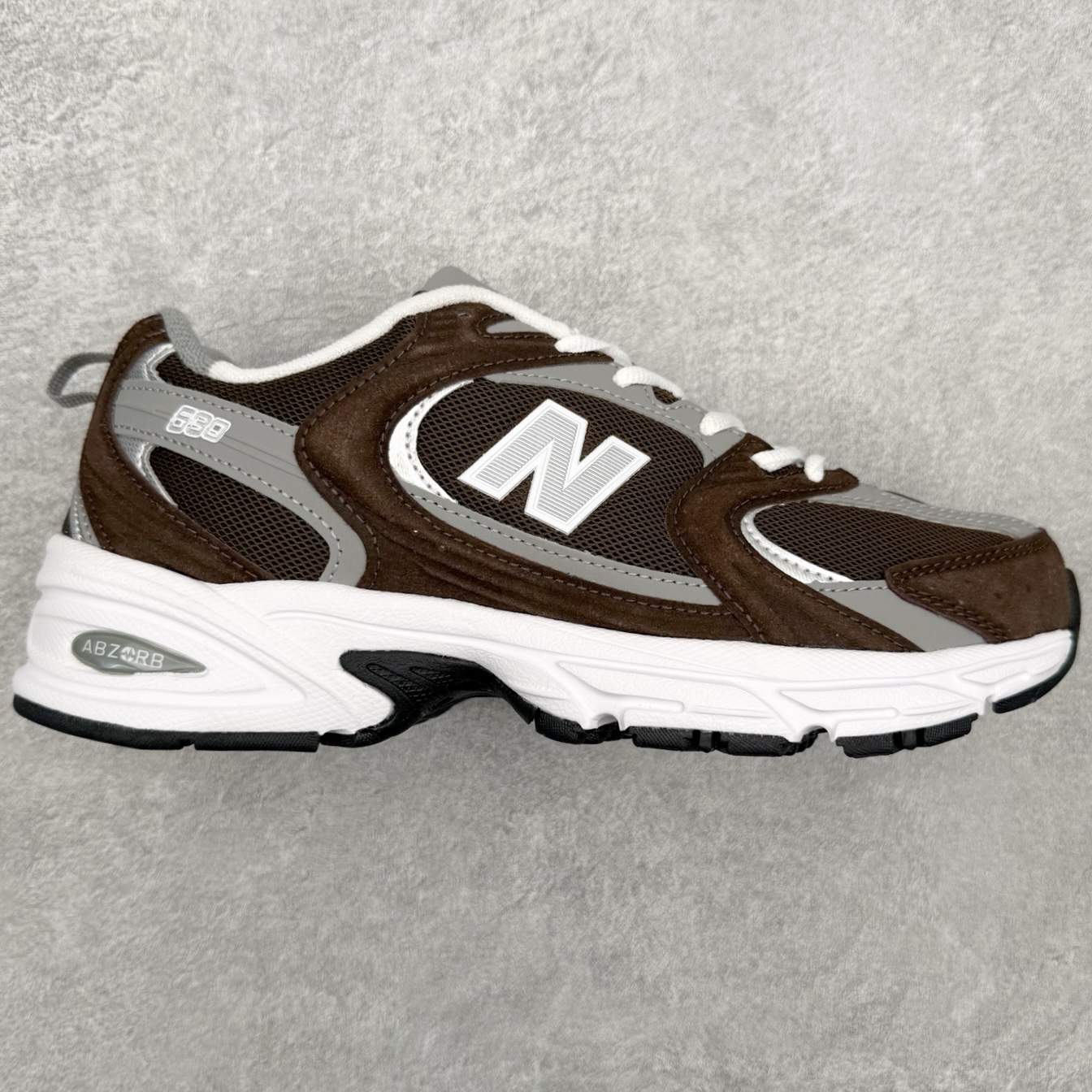 New Balance NB530 新百伦复古透气跑步鞋 抛弃过往以皮革为主的人气轮廓 以极具复古风范的