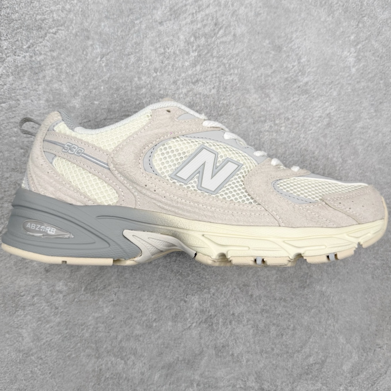 New Balance NB530 新百伦复古透气跑步鞋 抛弃过往以皮革为主的人气轮廓 以极具复古风范的