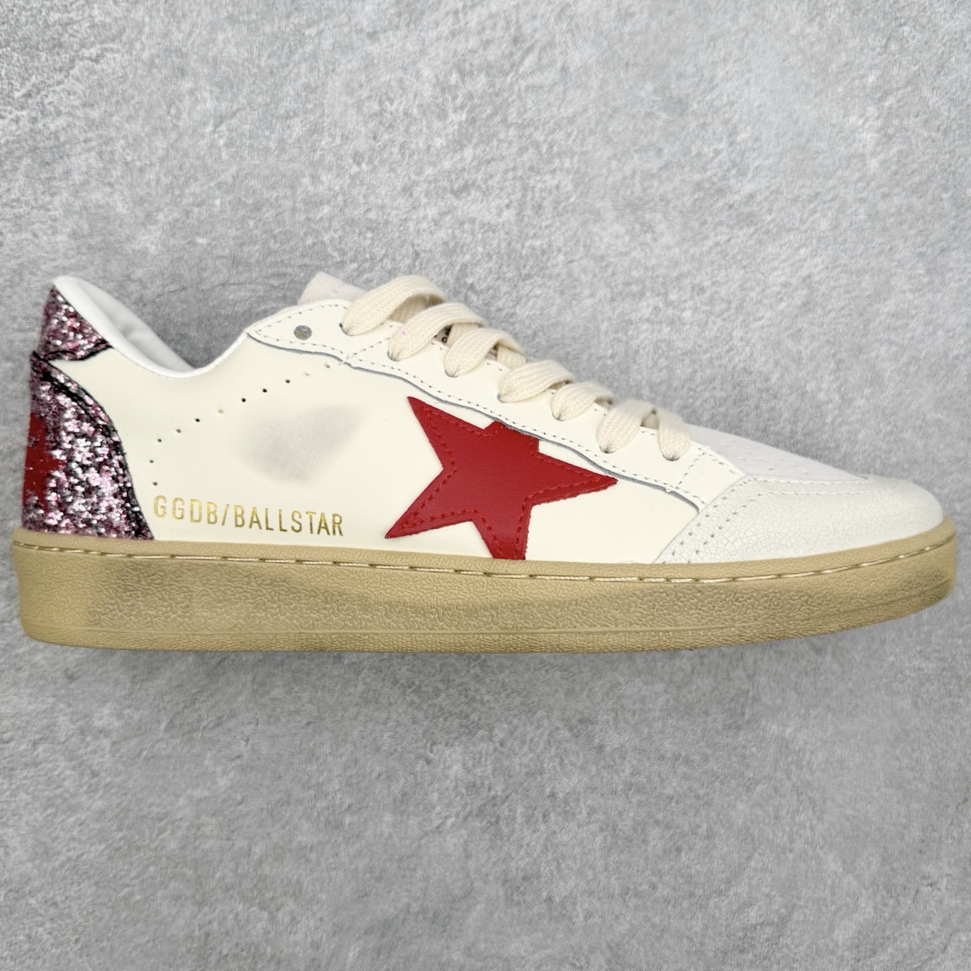 Golden Goose Super-Star GGDB 小脏鞋休闲时尚板鞋 设计有一种不修边幅的酷感 