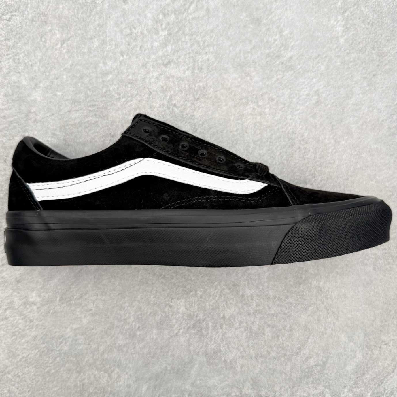 Vans Premium Old Skool高端支线 新款复古百搭麂皮休闲板鞋鞋面采用全麂皮材质打造 质