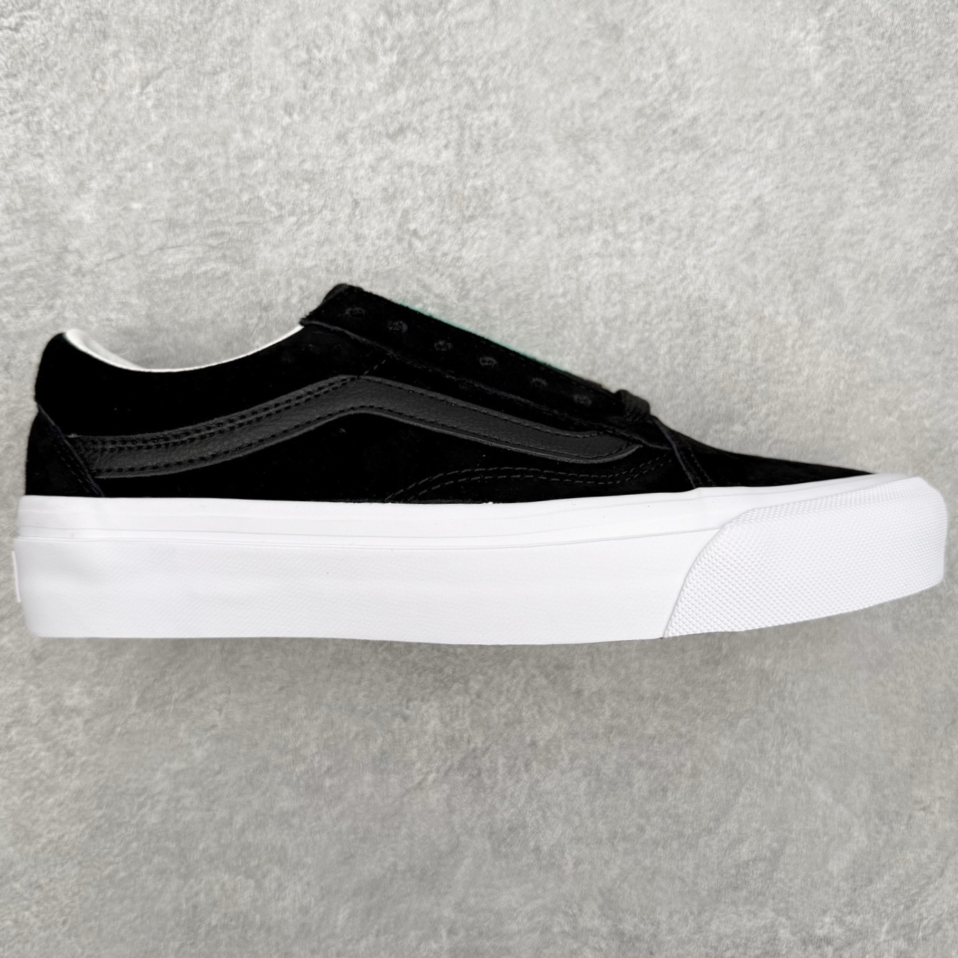 Vans Premium Old Skool高端支线 新款复古百搭麂皮休闲板鞋鞋面采用全麂皮材质打造 质