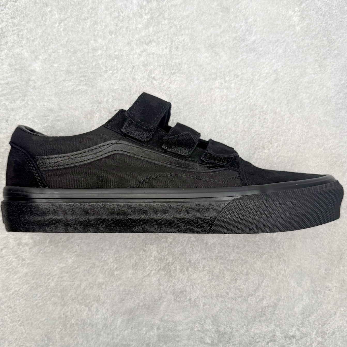 Vans Old Skool 黑武士 魔术贴全黑鞋身搭配魔术贴设计 穿脱省心 麂皮搭配帆布材质透气不闷脚