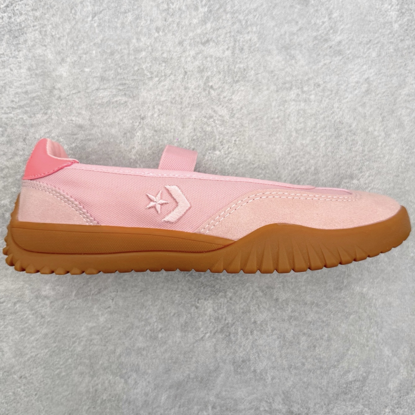 Converse Run Star Trainer复古松紧带 芭蕾风玛丽珍德训鞋鞋型设计采用浅口芭蕾鞋轮